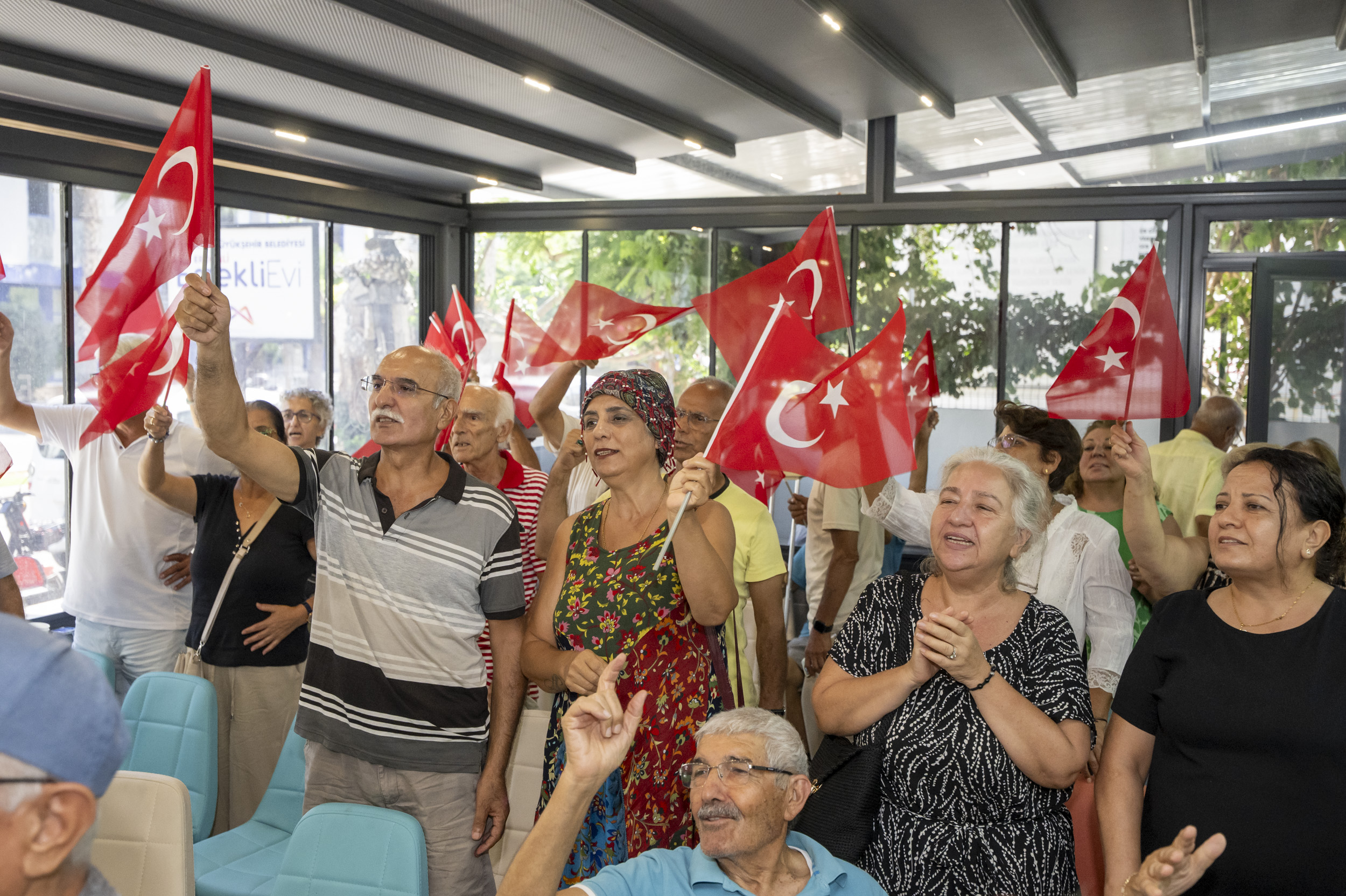 Emekli̇ler, Büyükşehi̇r Beledi̇yesi̇’ni̇n Erdemli̇ Emekli̇ Evi̇’nde Türkülerle Buluştu (2)