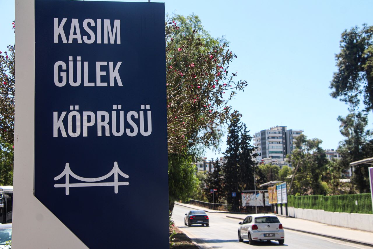 J A M E S B O N D F I L M I N E S A H N E O L A N 63 Y I L L I K 926118 275104