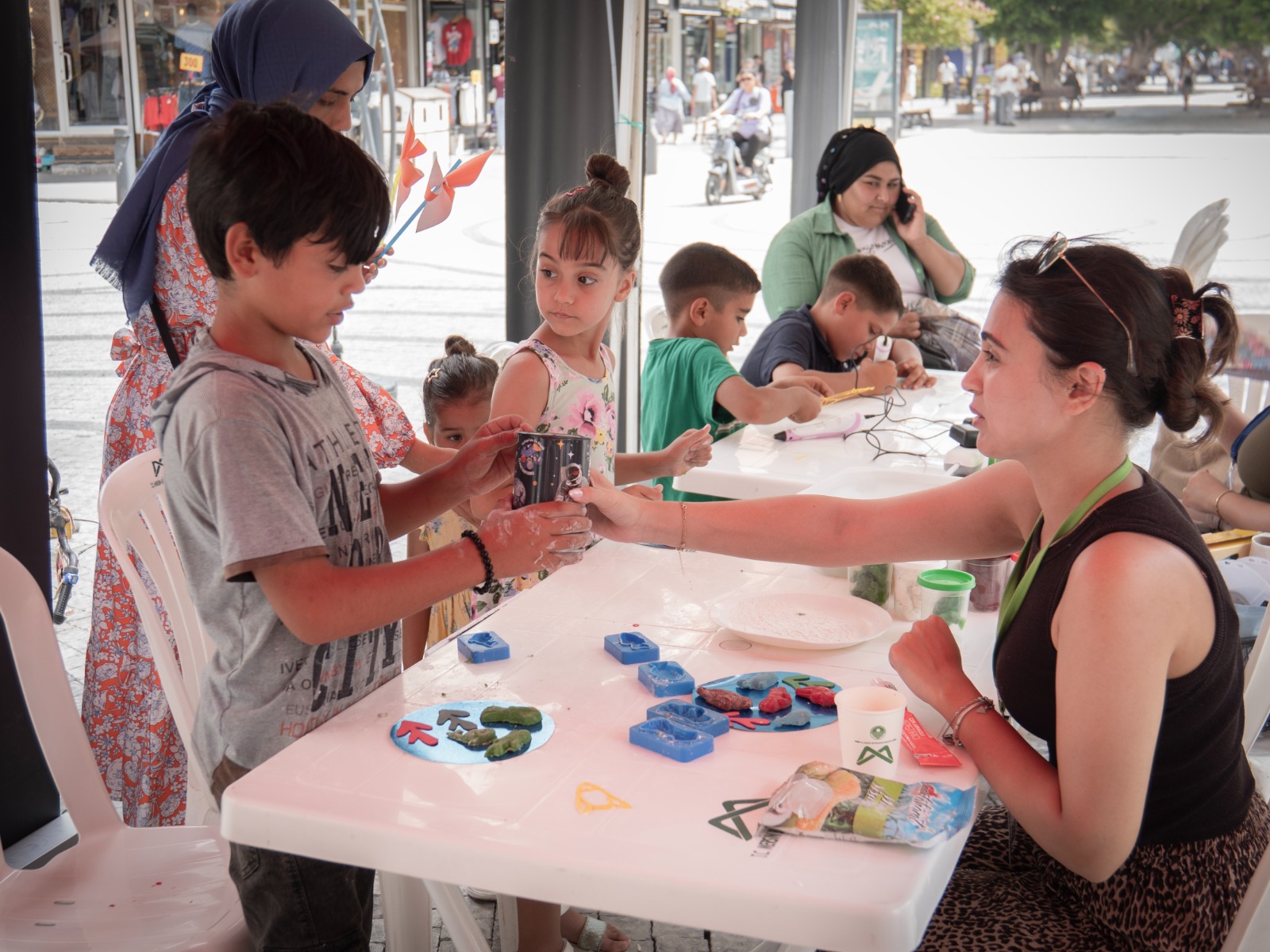 Mersi̇n Büyükşehi̇r Beledi̇yesi̇ Çocuklari Bi̇li̇mle Buluşturma Devam Edi̇yor (4)