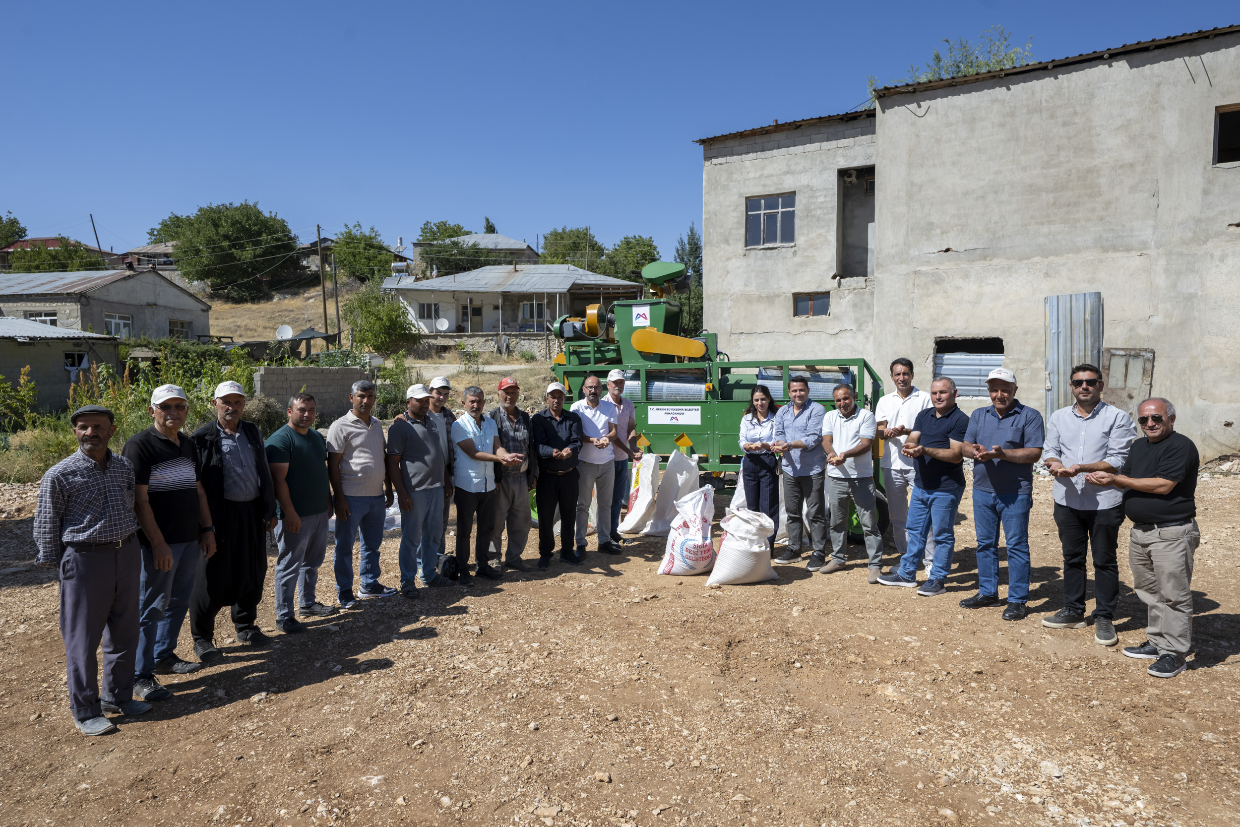 Mersi̇n Büyükşehi̇r’den Üreti̇ci̇lere ‘Tohum Eleme Maki̇nesi̇’ Desteği̇ (1)