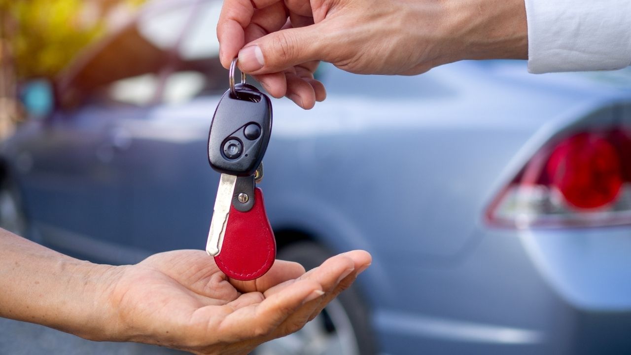 FİYATLAR UÇUYOR, BÜTÇE DOSTU SEÇENEKLER AZALIYOR
2025 yılında ikinci el otomobil fiyatları adeta tırmanışa geçti. Japon menşeili araçlara getirileceği iddia edilen ek vergiler de piyasayı hareketlendirdi. Ancak tüm zorluklara rağmen, 500 bin TL bütçeyle alınabilecek seçenekler tamamen tükenmiş değil.