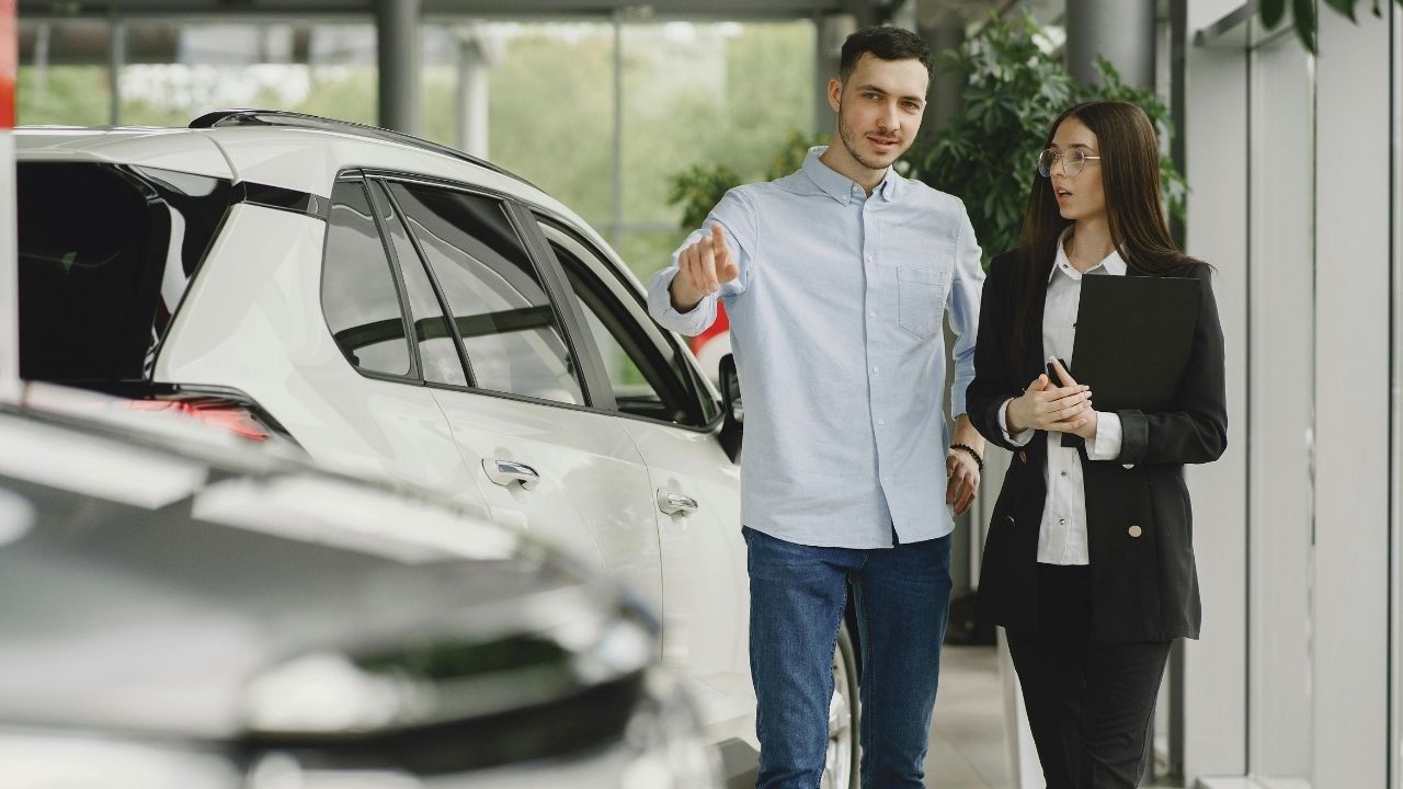 DOĞRU ARAÇ SEÇİMİ İÇİN NELERE DİKKAT EDİLMELİ?
Uzmanlar, ikinci el araç alırken dikkat edilmesi gereken temel noktaların altını çiziyor:
Kilometreye değil, aracın bakım geçmişine odaklanılmalı
Hasar kaydı ve ekspertiz raporu mutlaka incelenmeli
Dizel araçlarda partikül filtresi, benzinli araçlarda motor sesi göz önünde bulundurulmalı
2010–2015 arası üretim yılı olan modeller, fiyat/performans açısından avantajlı