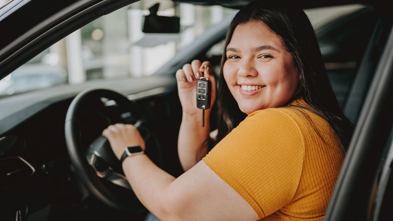 Döviz kuru, vergi yükü ve altın fiyatlarındaki artışla birlikte otomobil fiyatları hızla yükselmeye devam ediyor. Sıfır araç almak birçok kişi için erişilmesi güç bir hedef haline gelirken, emekliler ve asgari ücretliler için ikinci el piyasası tek seçenek haline geldi. 500 bin TL civarındaki bütçeyle, dayanıklı, düşük yakıt tüketimli ve şehir içi kullanıma uygun modeller hâlâ bulunabiliyor.