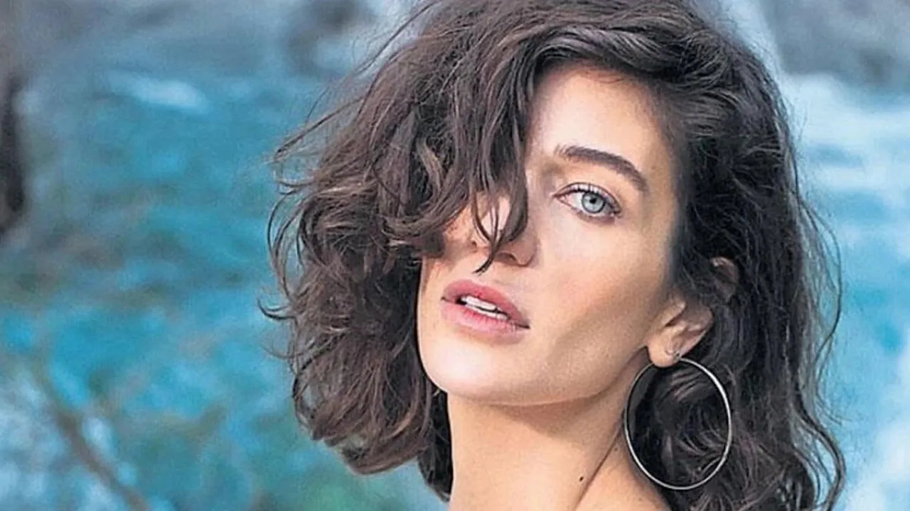 Berrak Tuzunatac Nasil Unlu Ol A02A05