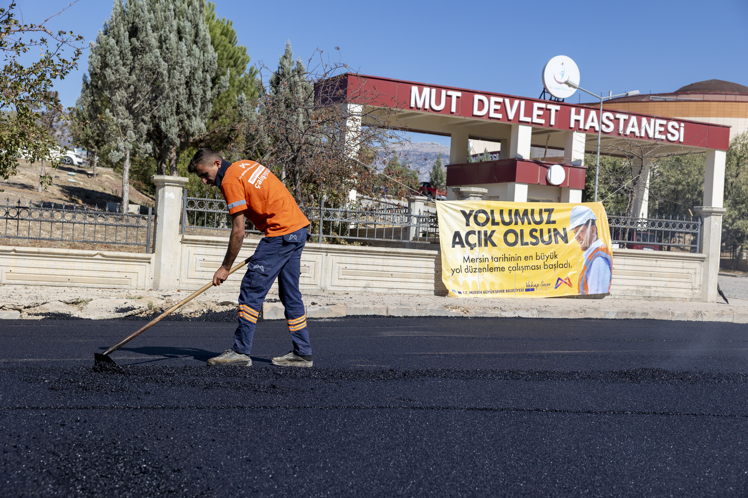 Büyükşehi̇r, Mut’un Her Caddesi̇ni̇ Asfaltla Buluşturuyor (3)