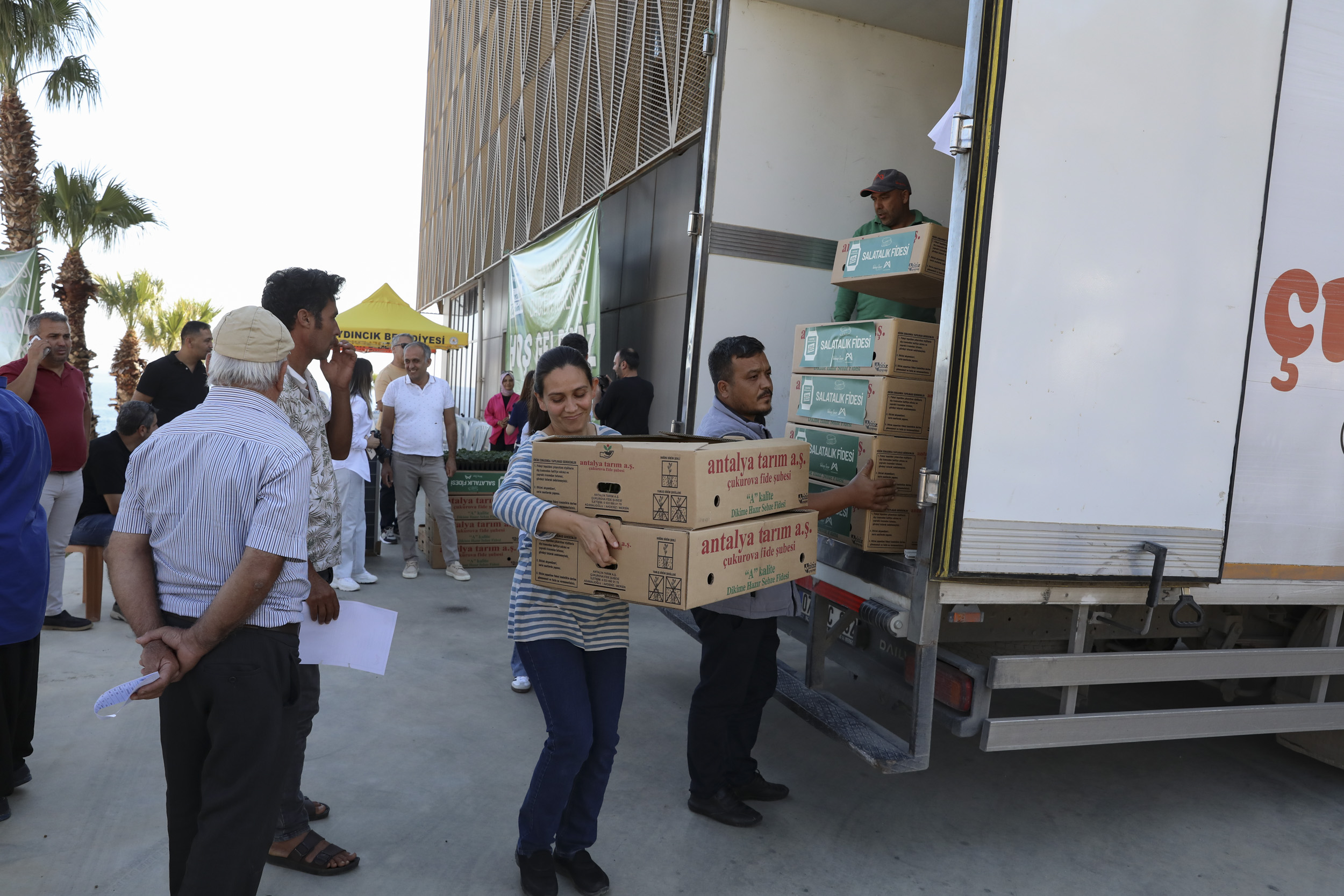 Büyükşehi̇r’den Aydincik’ta Üreti̇ci̇ye Fi̇de Ve Güneş Paneli̇ Desteği̇ (4)