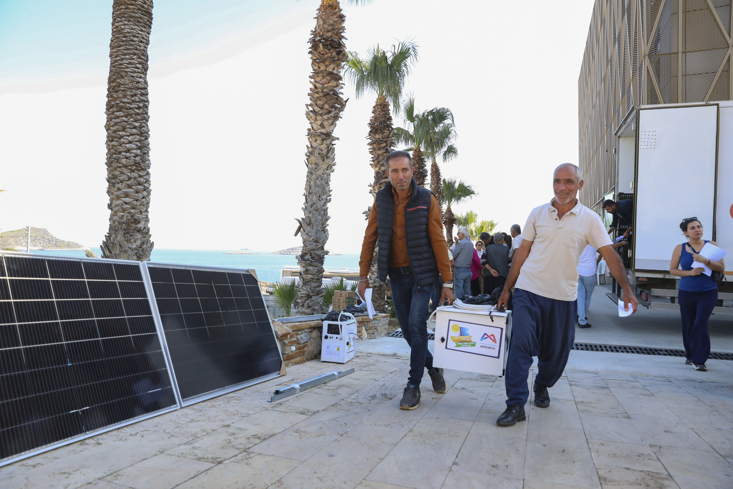 Büyükşehi̇r’den Aydincik’ta Üreti̇ci̇ye Fi̇de Ve Güneş Paneli̇ Desteği̇ (5)