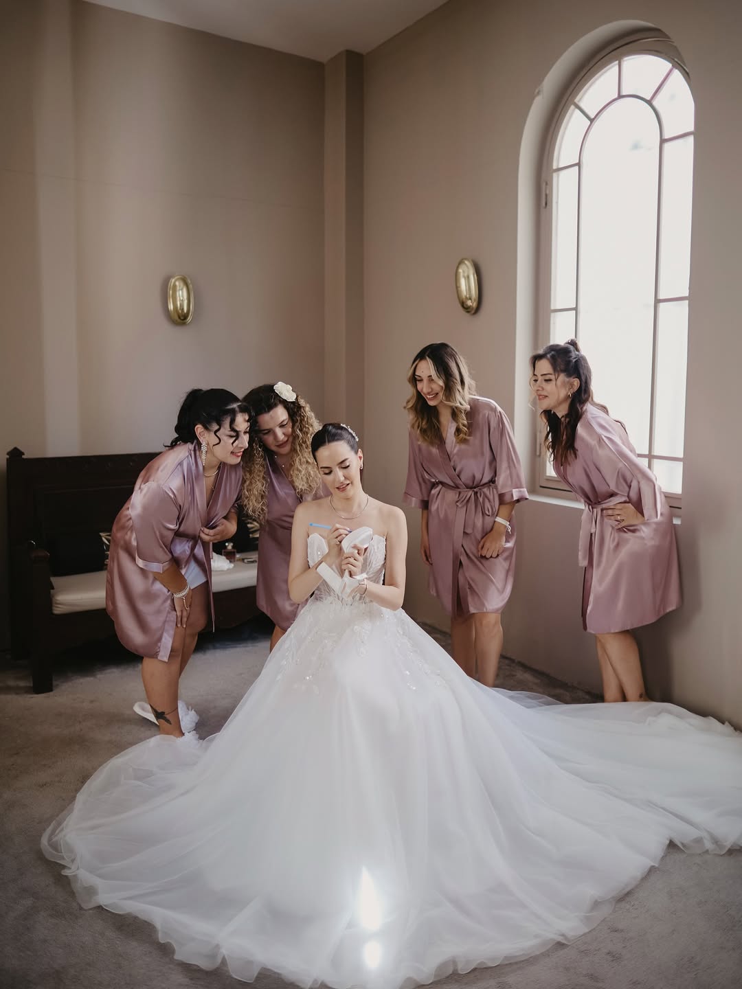 Çocukluk Aşkı İle Evlenen Oyuncu Ezgi Şenler Düğün Hazırlık Pozlarını İlk Kez Paylaştı!