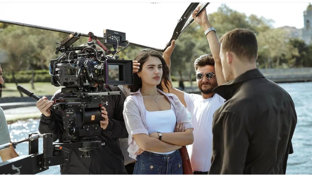 Kerem Bürsin Ve Lizge Cömert’ten “Çarpıntı” Kamera Arkası! Merak Edilen Sahne Böyle Çekildi (1)