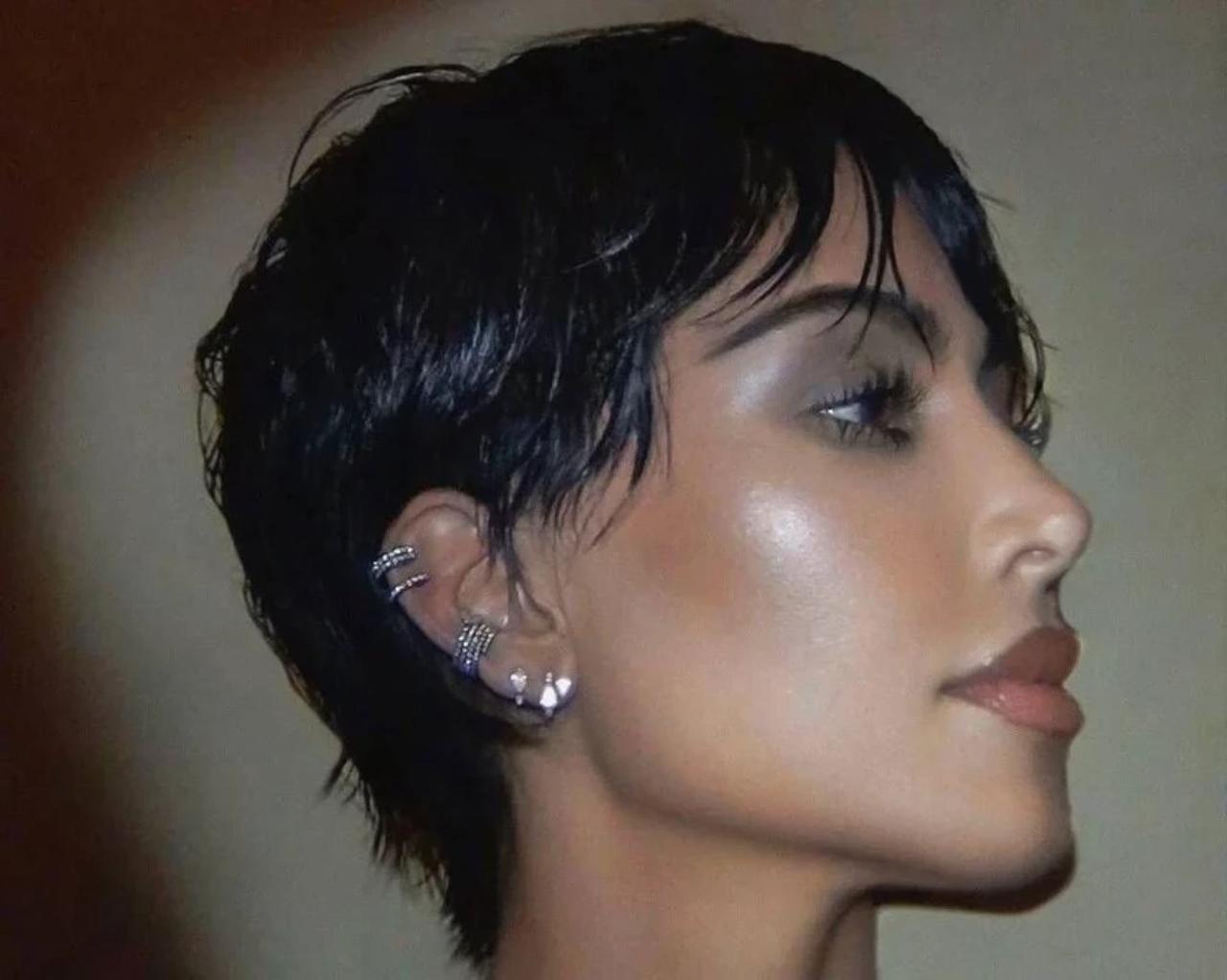 Kim Kardashian’dan Yeni İmaj! Kısa Saçlarıyla Görenleri Şoke Etti (2)