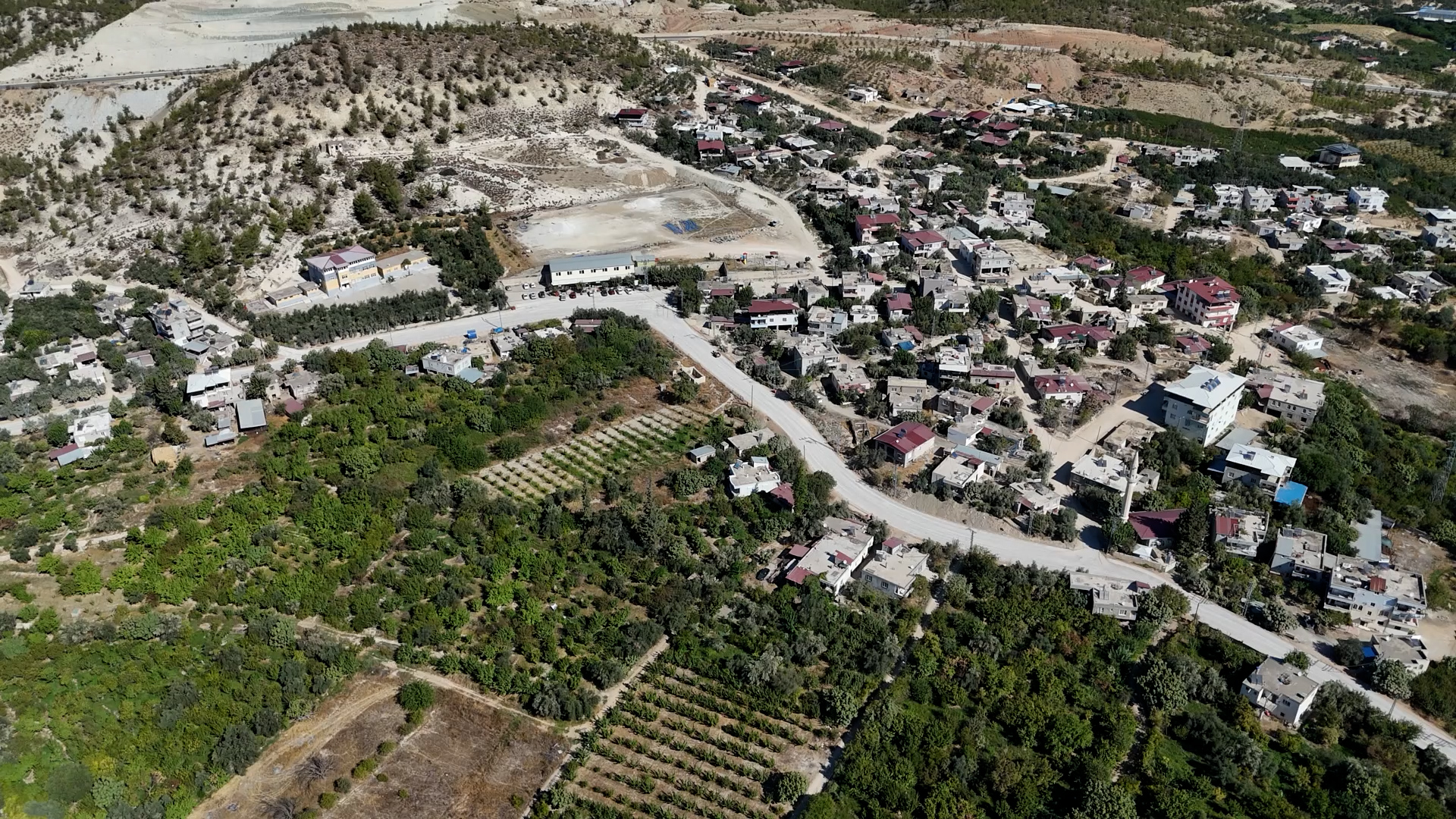 Mersi̇n Büyükşehi̇r Beledi̇yesi̇'nden Mut’ta Kirsala Nefes Aldiran Yol Yatirimi (1)