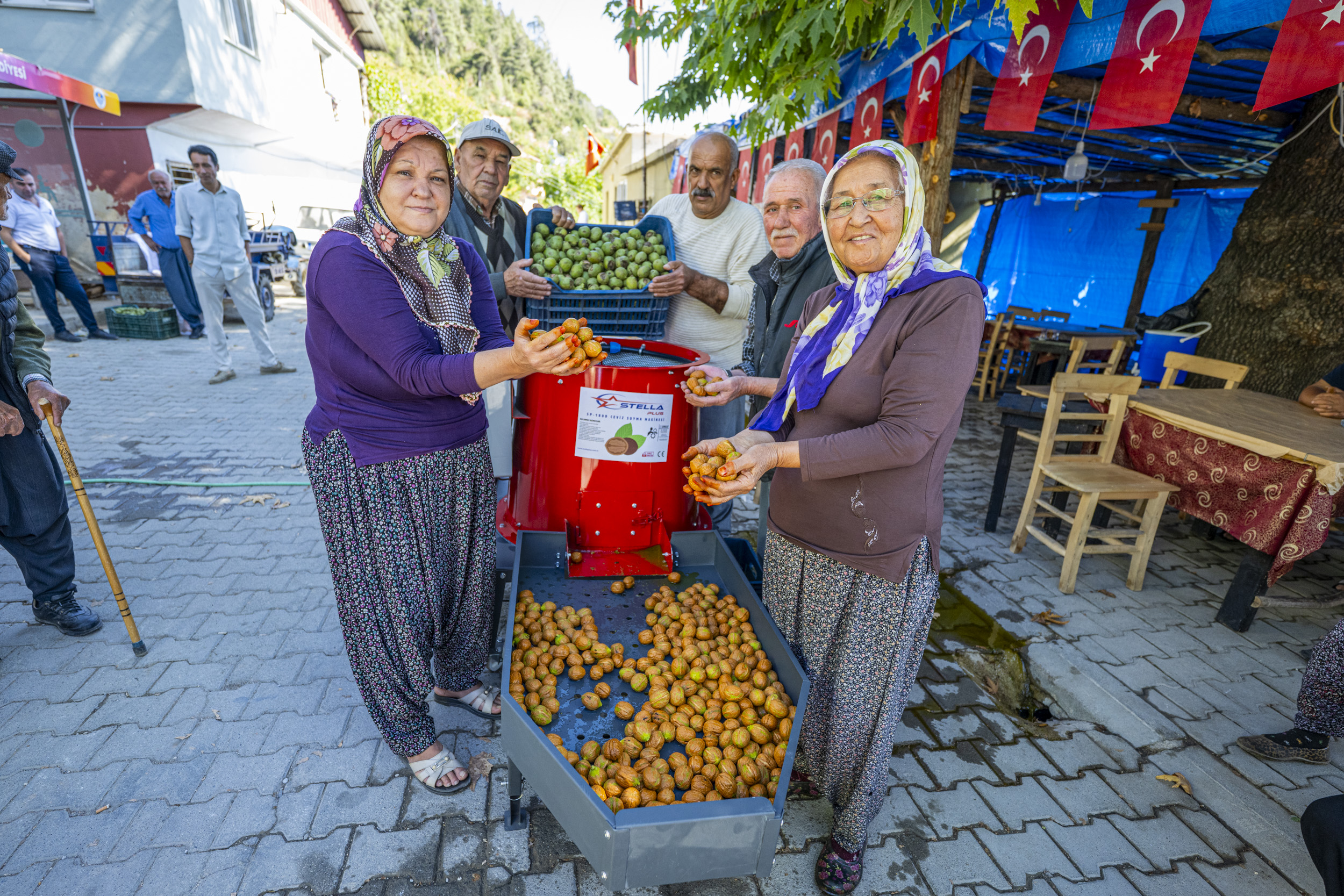 Mersi̇n Büyükşehi̇r’den Çi̇ftçi̇lere “Cevi̇z Soyma Maki̇nesi̇” Desteği̇ (6)