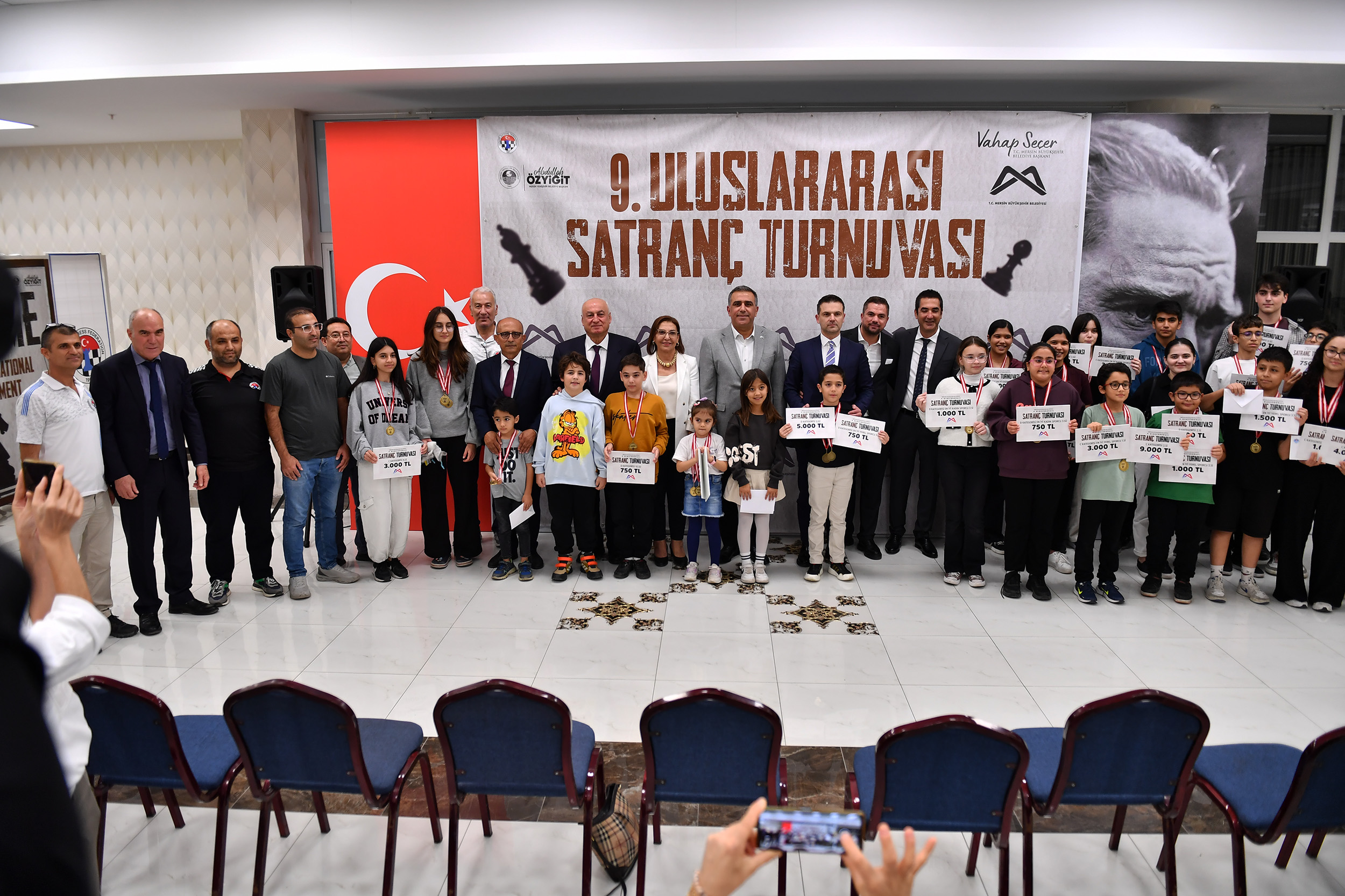 ‘9. Uluslararasi Satranç Turnuvasi’nda Sporculara Ödülleri̇ Veri̇ldi̇ (1)