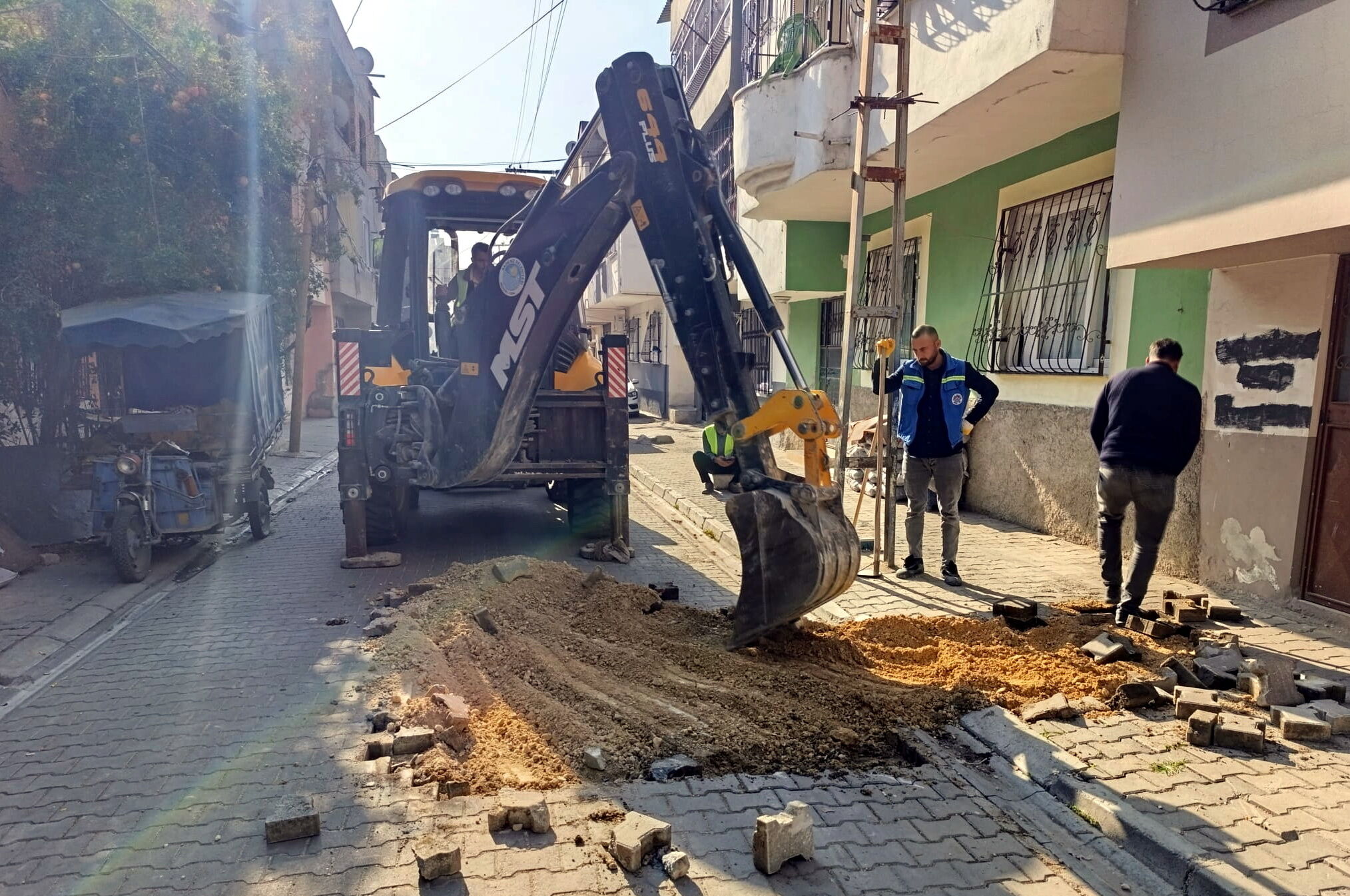 Akdeniz’de Yol ve Kaldırım Çalışmaları Sürüyor