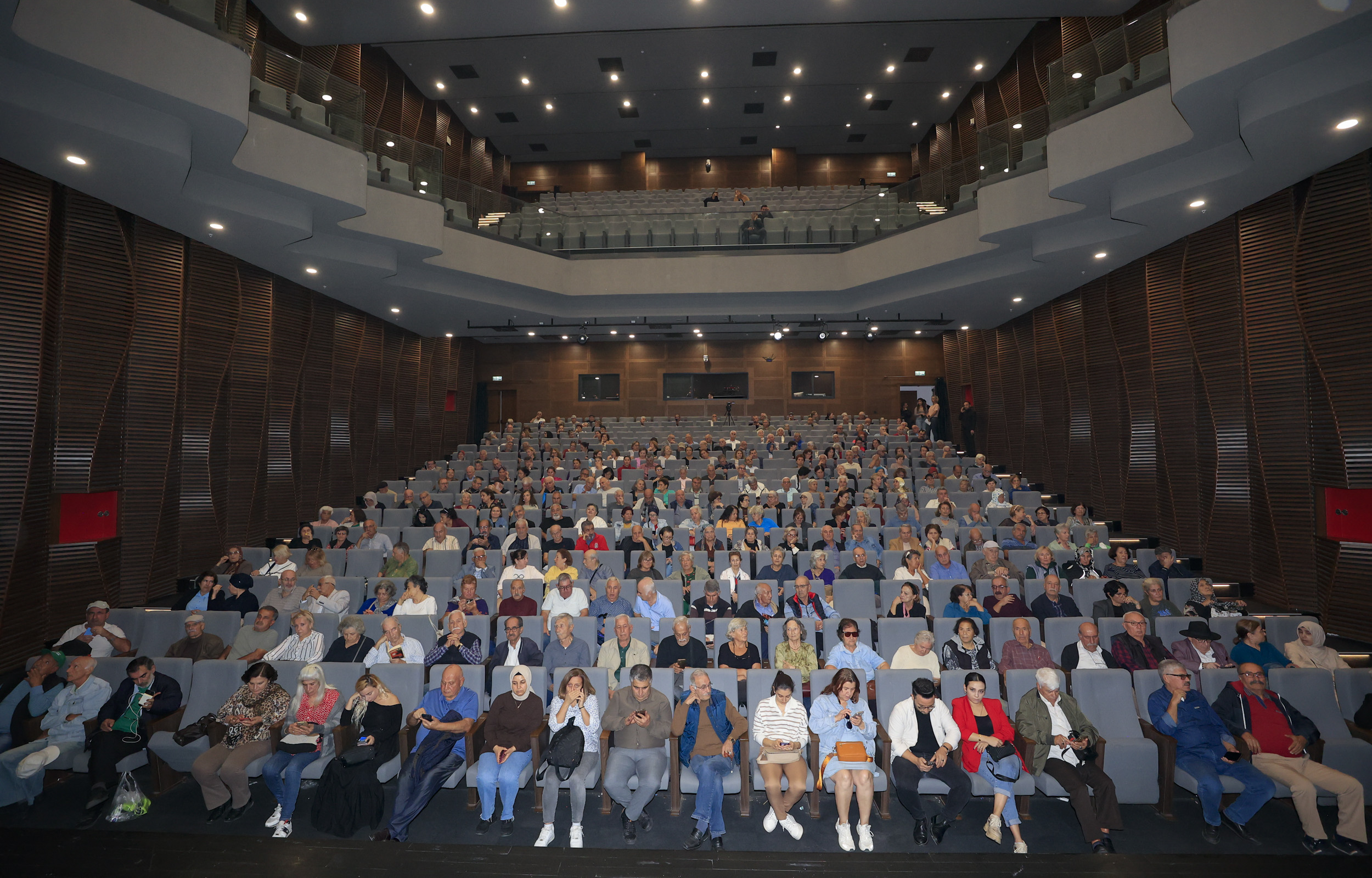 ‘Ben Anadolu’ Oyunu Perdeleri̇ni̇ Büyükşehi̇r’i̇n Emekli̇ Evi̇ Üyeleri̇’ne Açti (3)