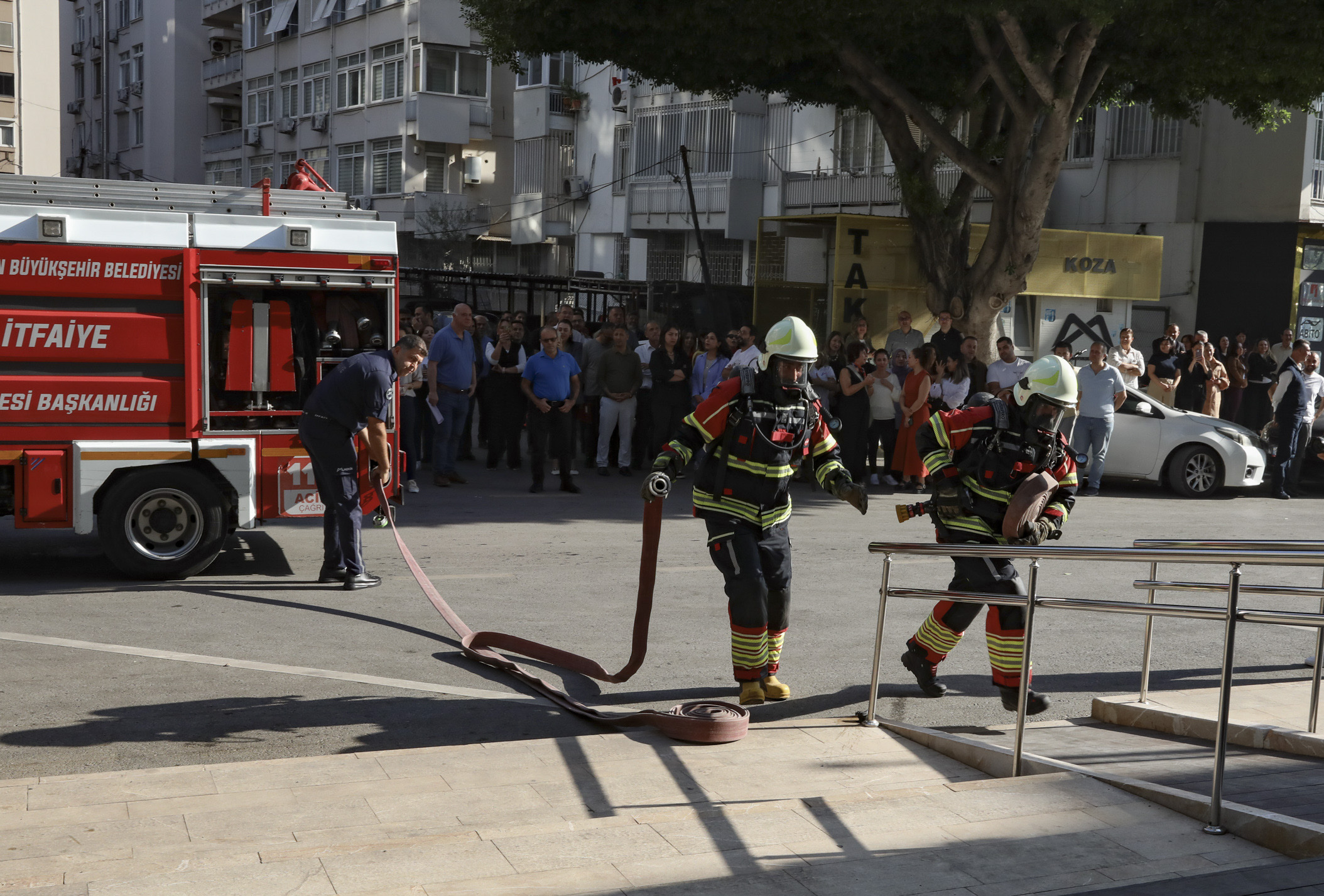 Büyükşehi̇r Beledi̇yesi̇ Ana Hi̇zmet Bi̇nasi’nda Yangin Tatbi̇kati Gerçekleşti̇ri̇ldi̇ (1)