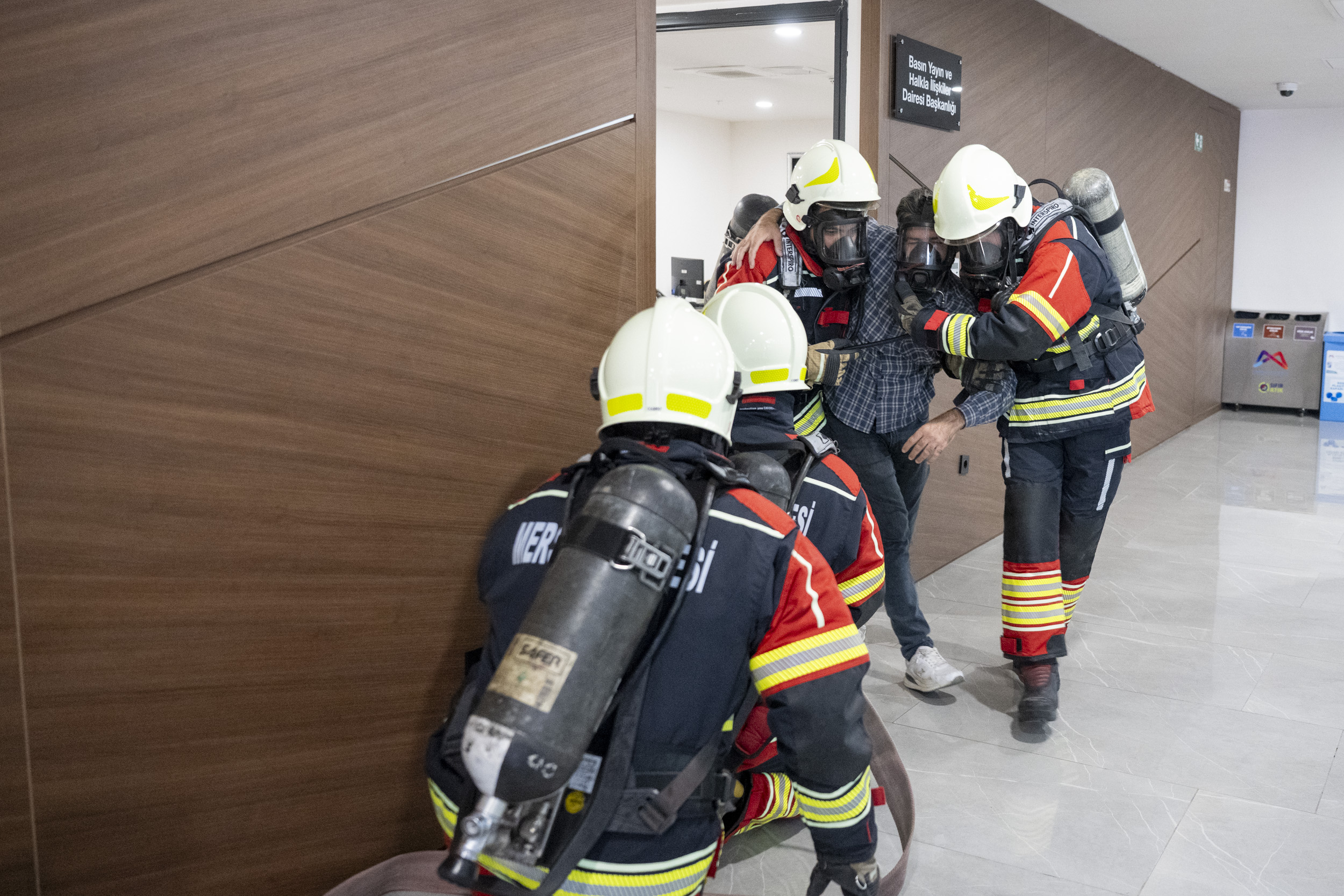 Büyükşehi̇r Beledi̇yesi̇ Ana Hi̇zmet Bi̇nasi’nda Yangin Tatbi̇kati Gerçekleşti̇ri̇ldi̇ (5)