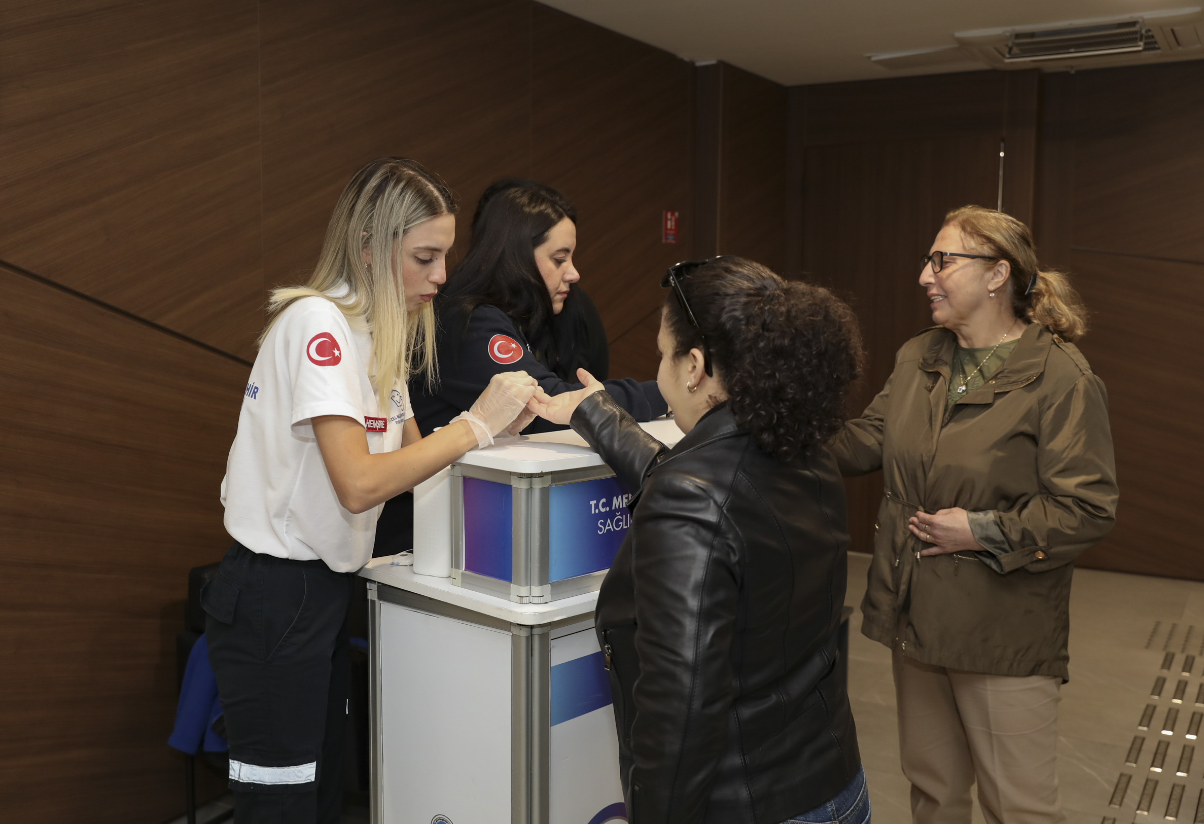 Büyükşehi̇r ‘Dünya Di̇yabet Günü’ Kapsaminda Beledi̇ye Personeli̇’ni̇n Şeker Ölçümünü Yapti (6)