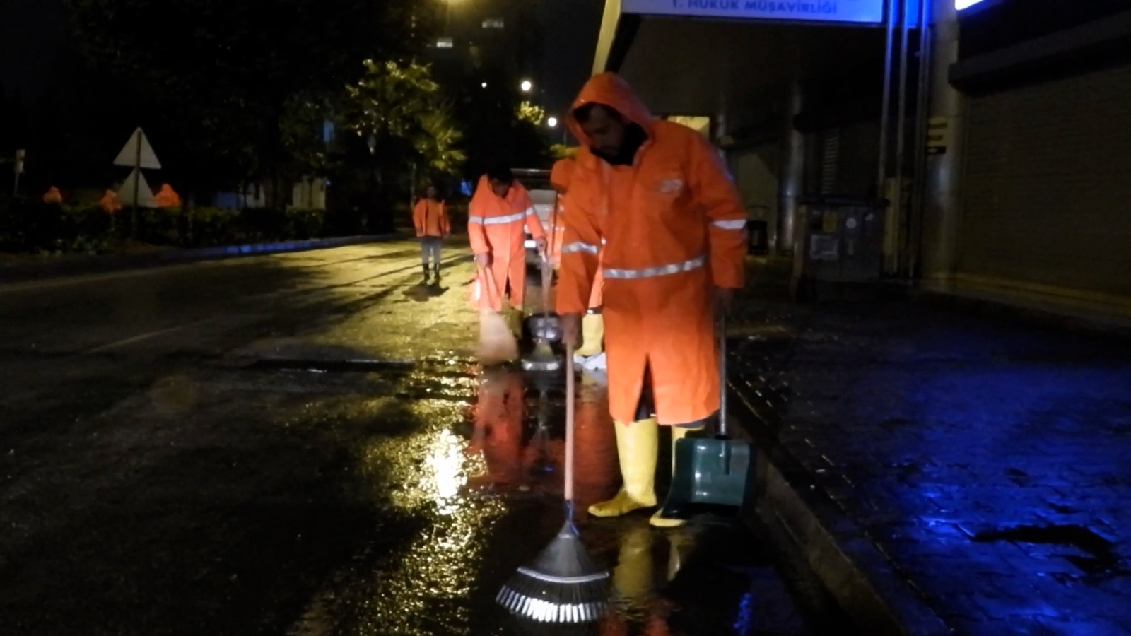 Büyükşehi̇r Ve Meski̇ Eki̇pleri̇ Sağanak Yağişa Karşi Gece Boyunca Sahadaydi (2)
