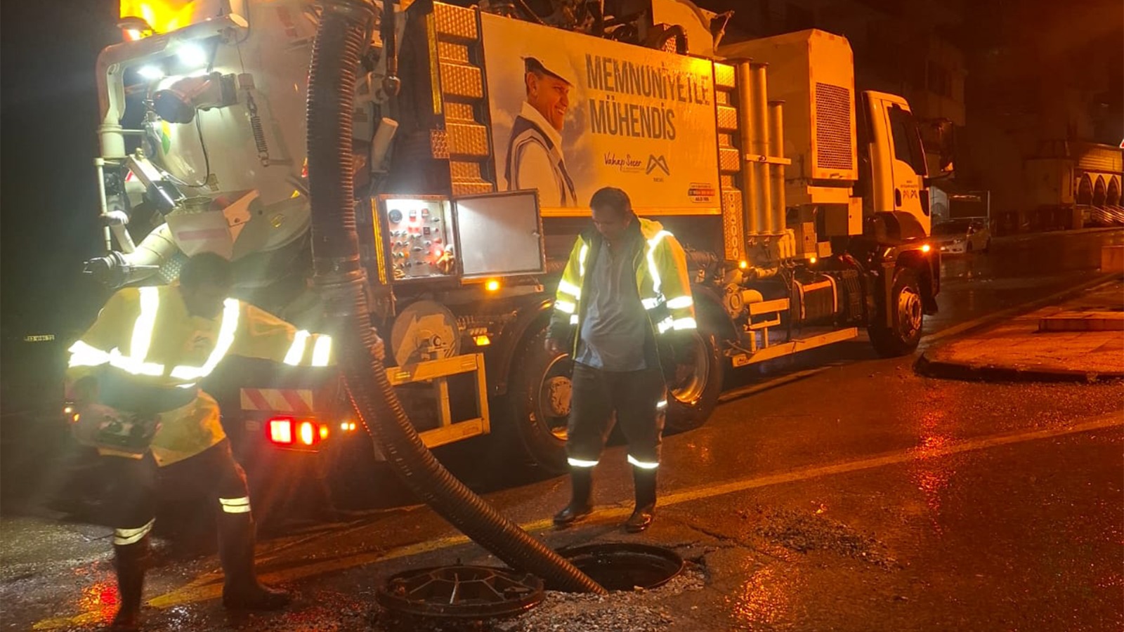 Büyükşehi̇r Ve Meski̇ Eki̇pleri̇ Sağanak Yağişa Karşi Gece Boyunca Sahadaydi (5)