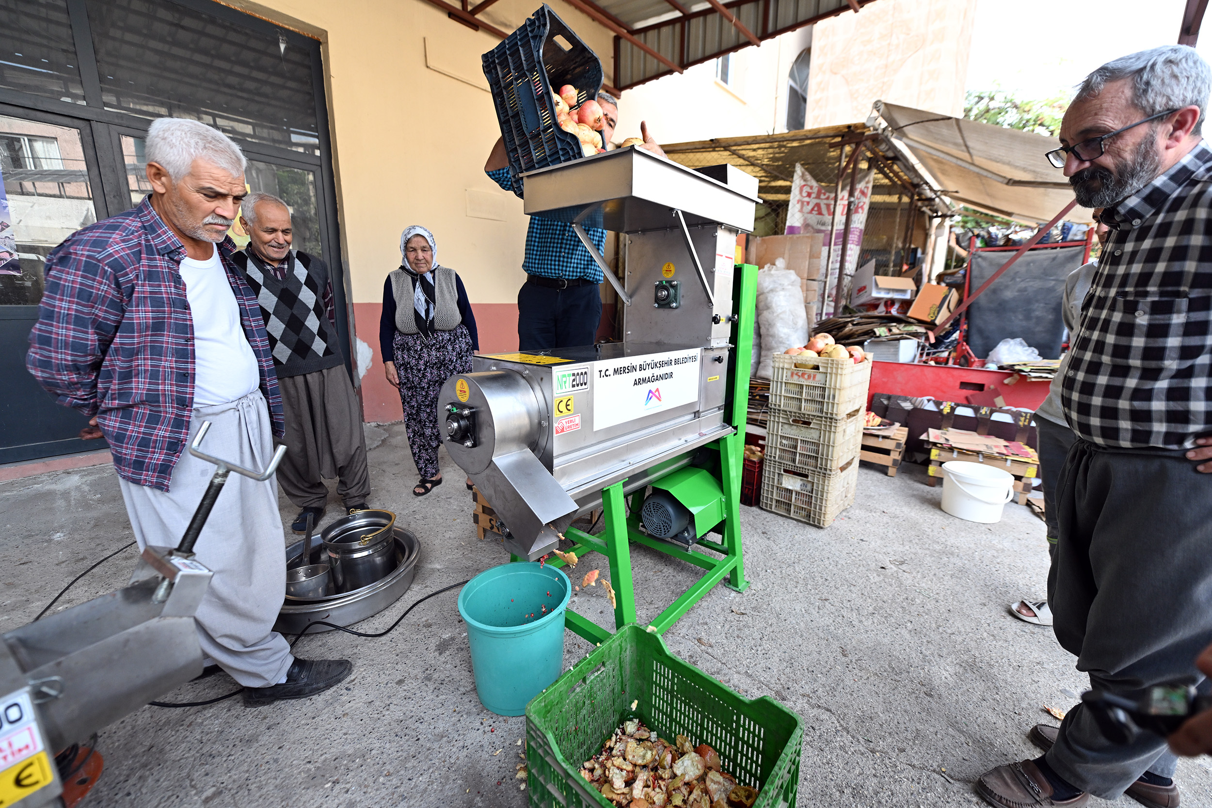 Büyükşehi̇r’den Üreti̇ci̇lere Nar Taneleme Ve Sikma Maki̇nesi̇ Desteği̇ (1)