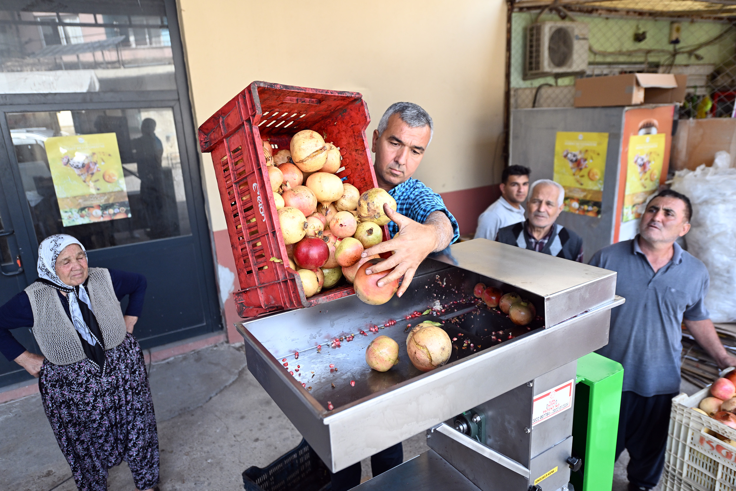 Büyükşehi̇r’den Üreti̇ci̇lere Nar Taneleme Ve Sikma Maki̇nesi̇ Desteği̇ (2)
