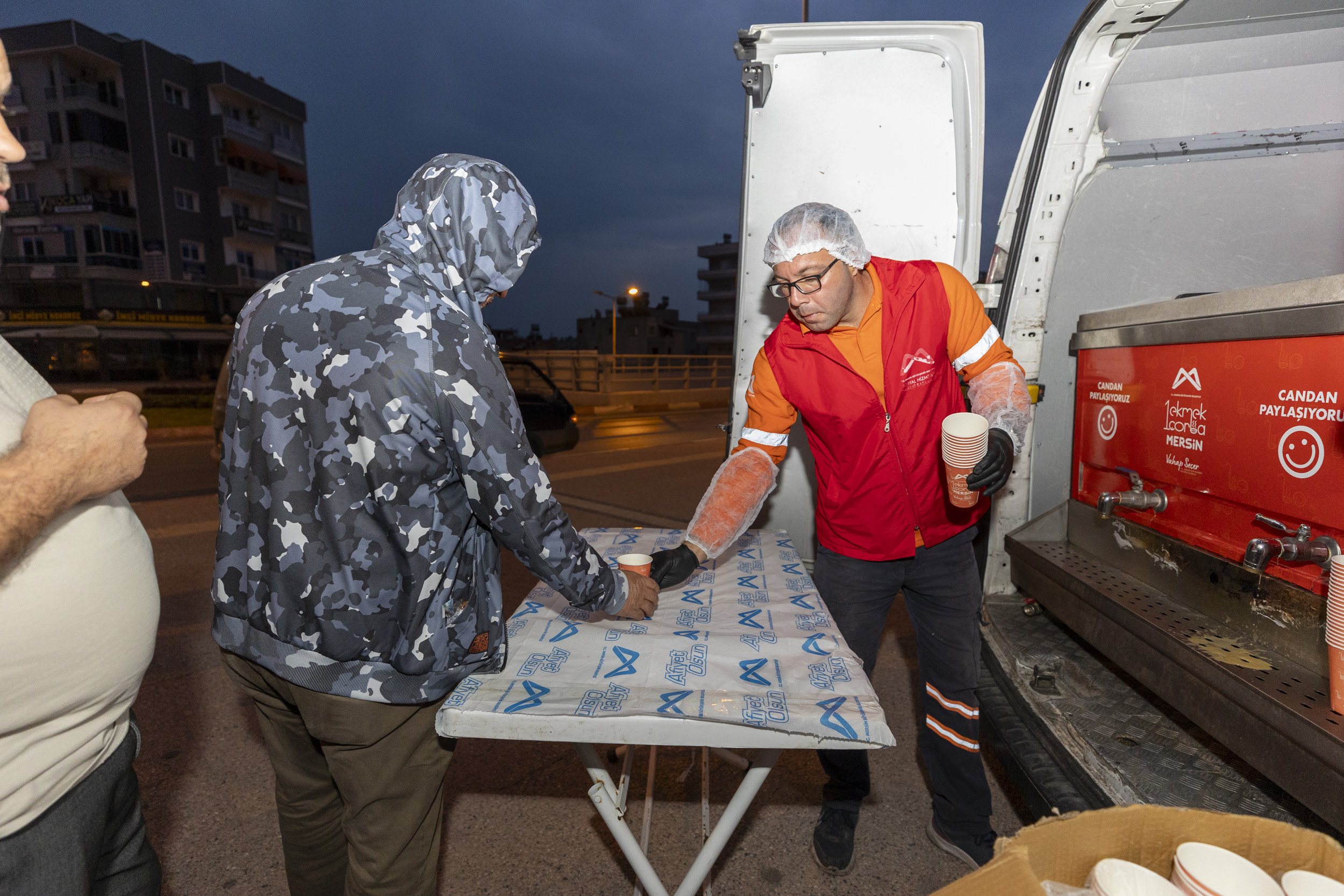 Büyükşehi̇r’i̇n ‘1 Ekmek 1 Çorba’ Projesi̇ Vatandaşlarin İçi̇ni̇ Isitmaya Başladi (2)