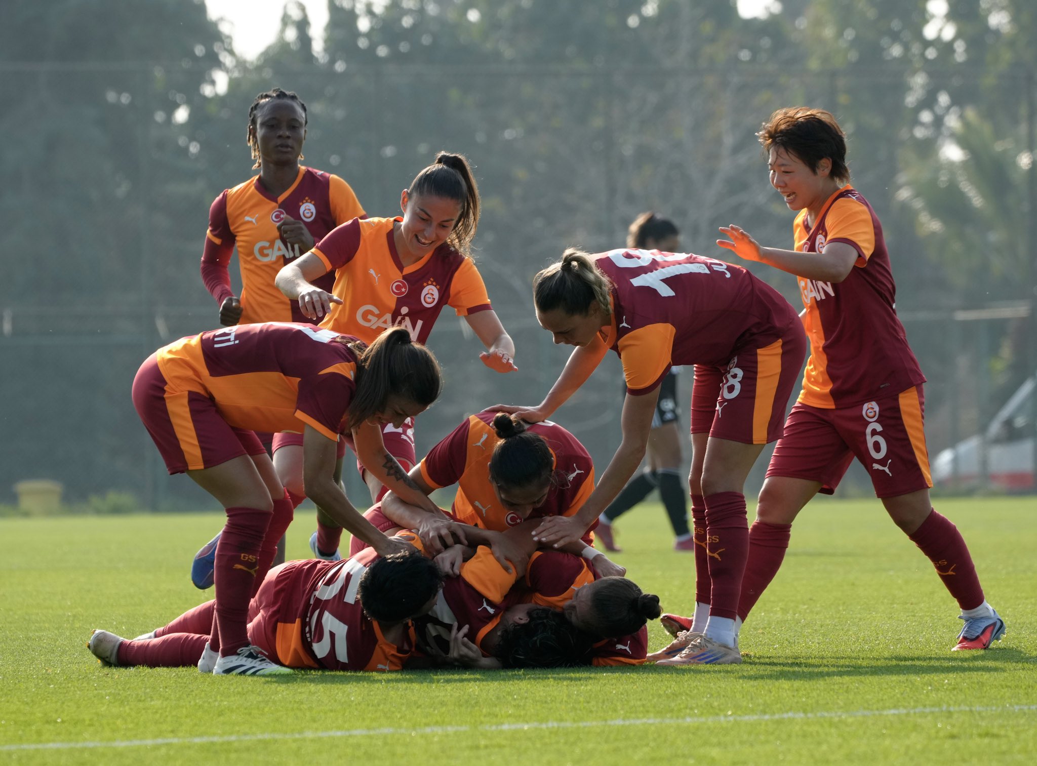 K A D I N F U T B O L D E R B I S I N D E K A Z A N A N G A L A T A S A 1005519 298334