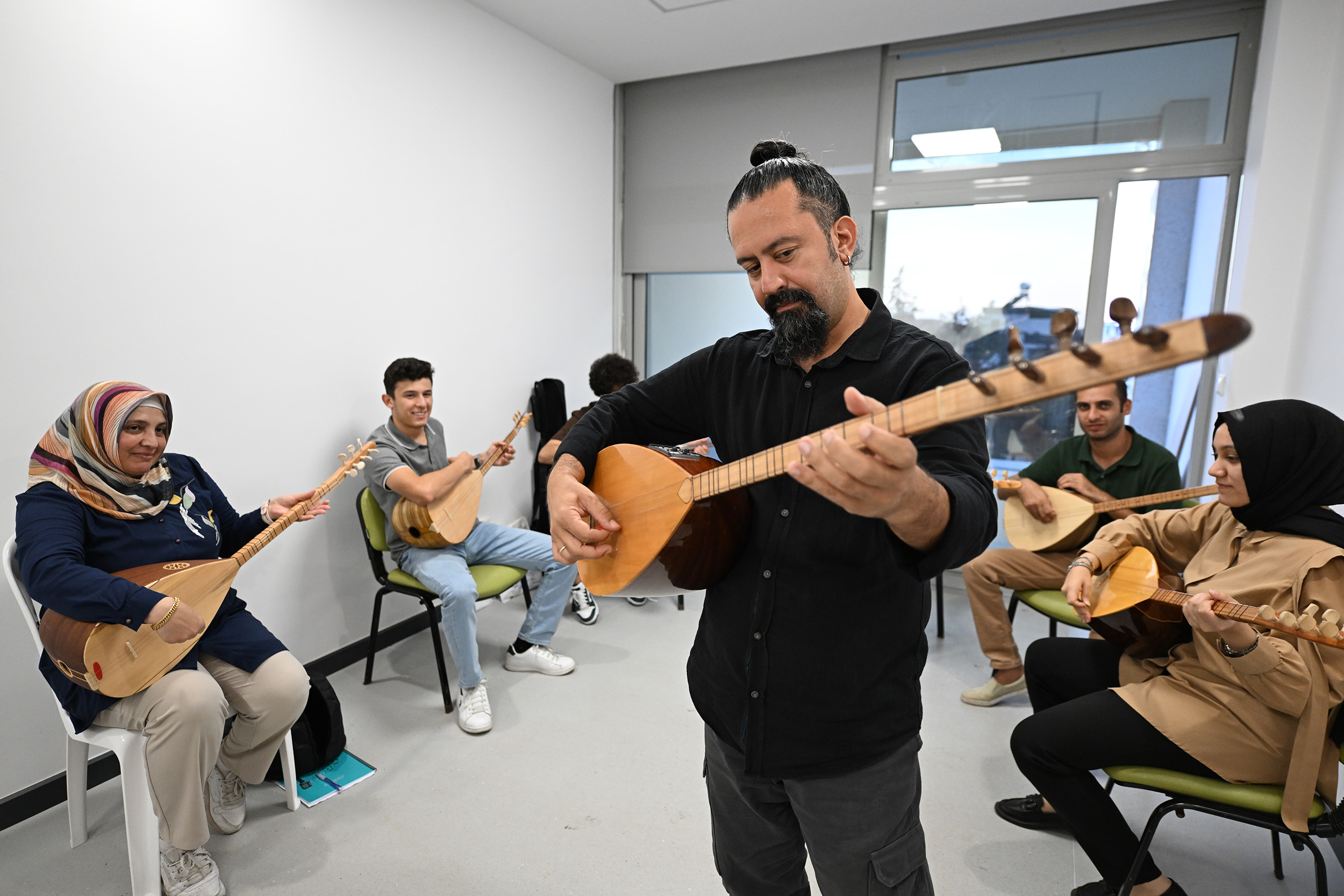 Mersi̇n Büyükşehi̇r’i̇n Ücretsi̇z Enstrüman Kurslarina Yoğun İlgi̇ (1)