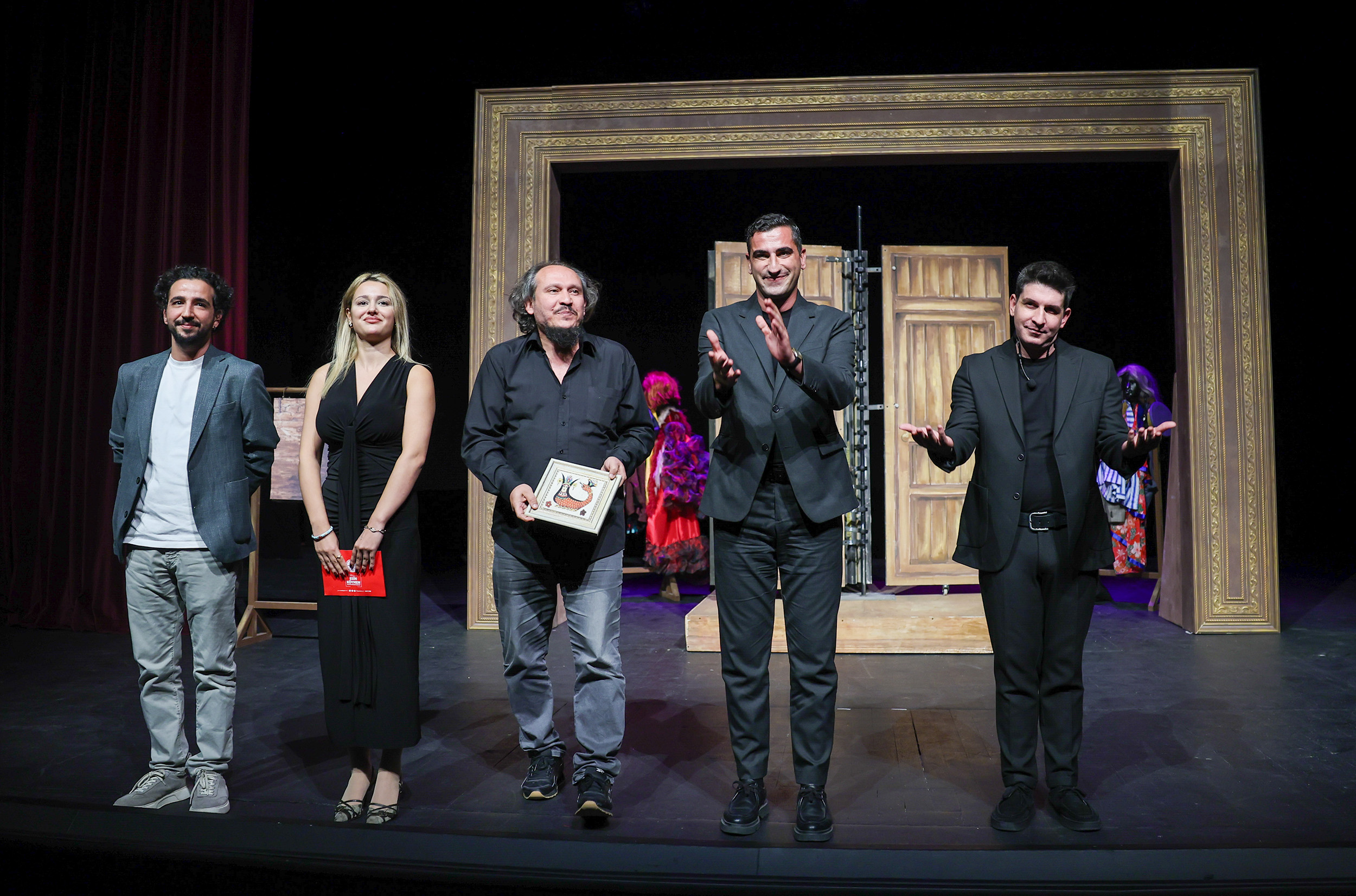 Şehi̇r Ti̇yatrosu’nun Sevi̇len Oyunu Eyvah Nadi̇r İstanbul’da Da Büyük Beğeni̇ Topladi (2)