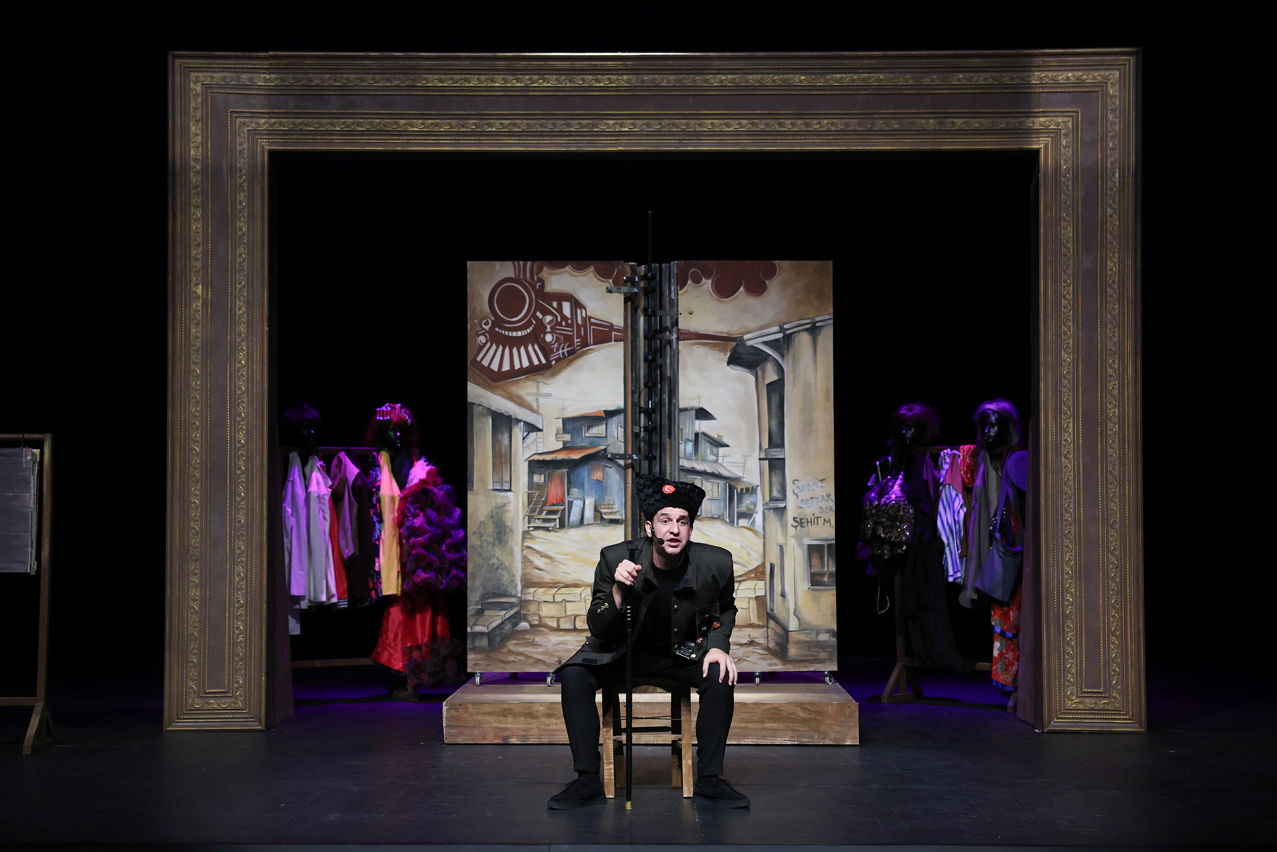 Şehi̇r Ti̇yatrosu’nun Sevi̇len Oyunu Eyvah Nadi̇r İstanbul’da Da Büyük Beğeni̇ Topladi (4)