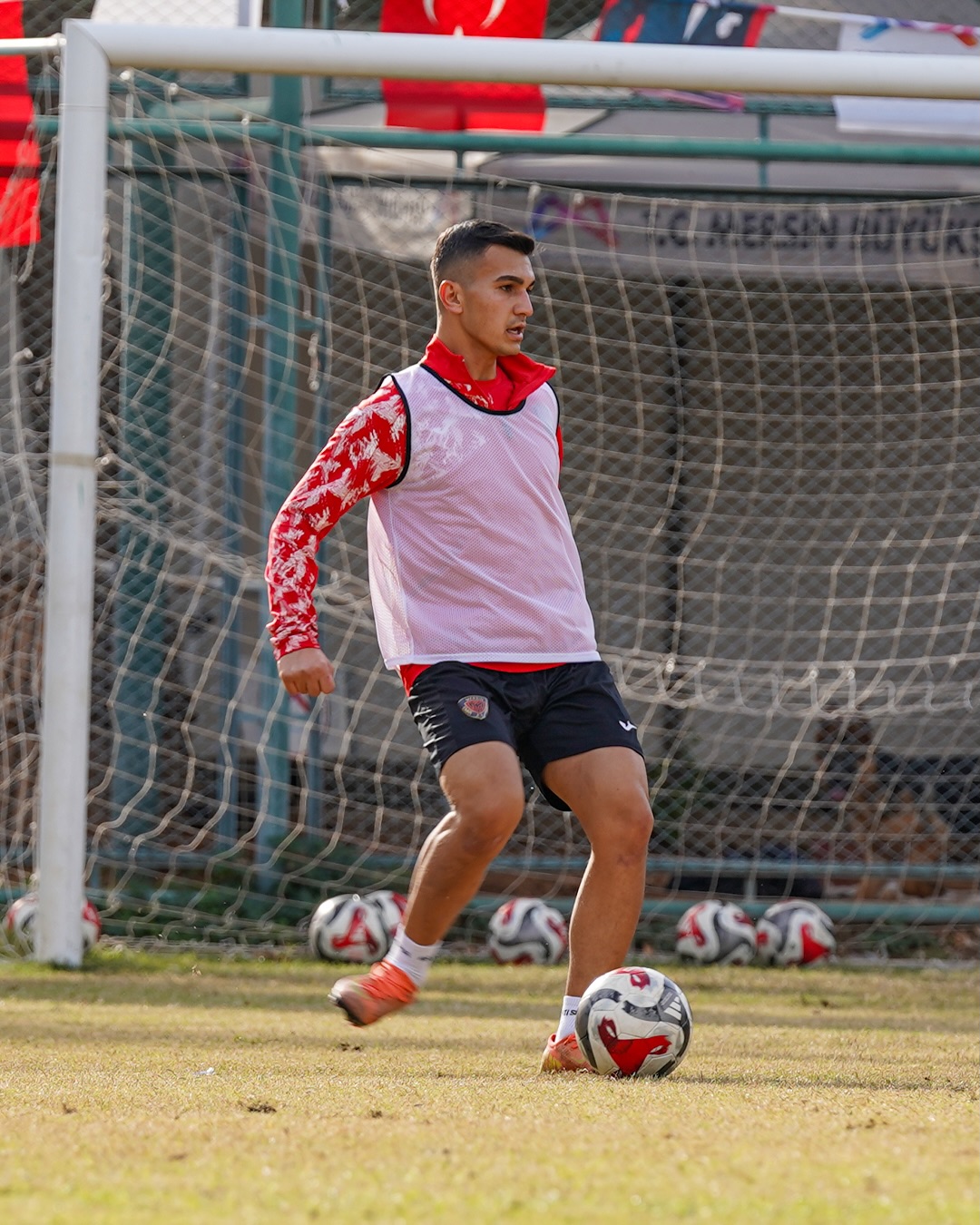 588757059 18097739419880987 3157782593852509573 N