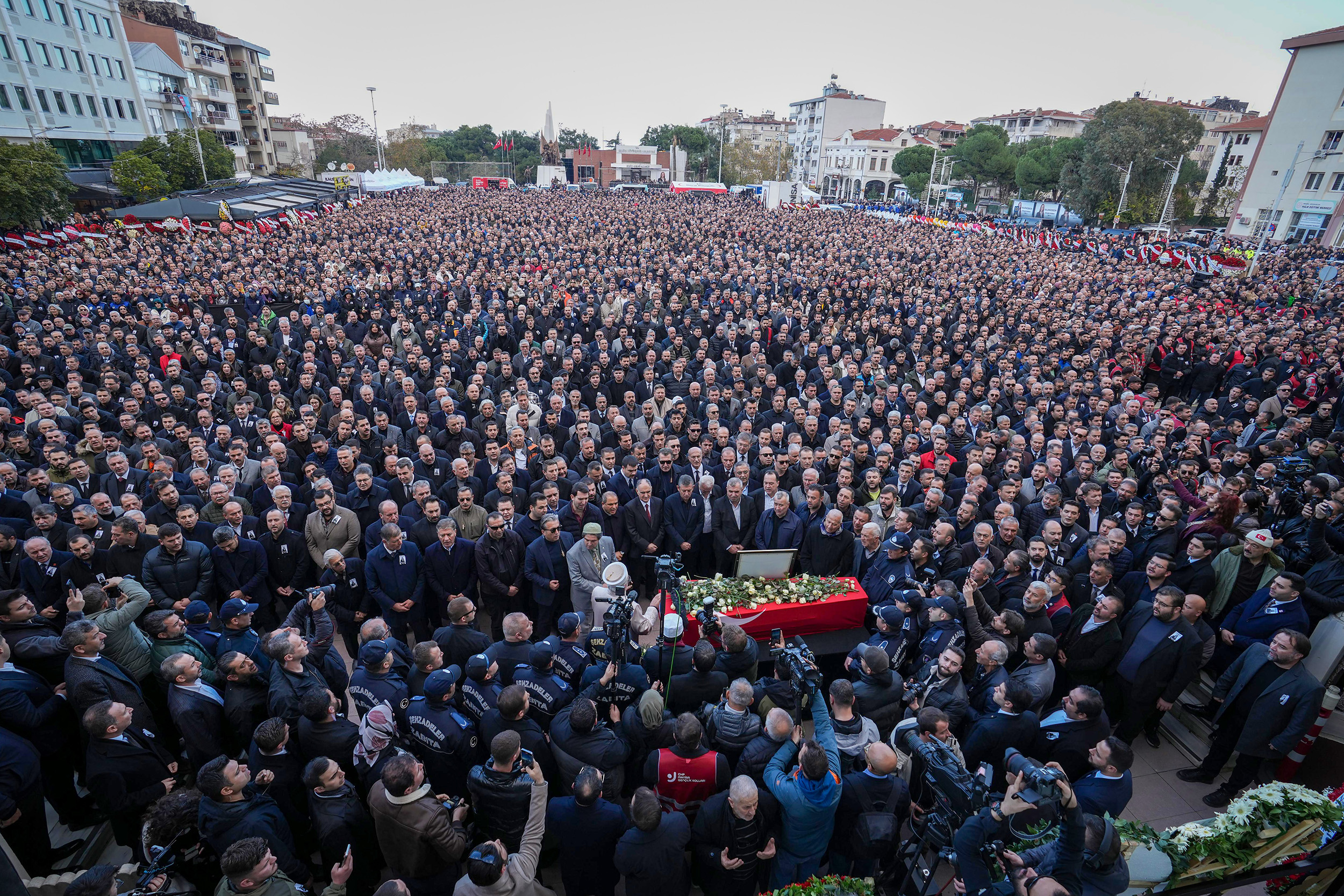 Başkan Seçer, Şehzadeler Beledi̇ye Başkani Gülşah Durbay’in Mani̇sa’daki̇ Cenaze Töreni̇ne Katildi (2)