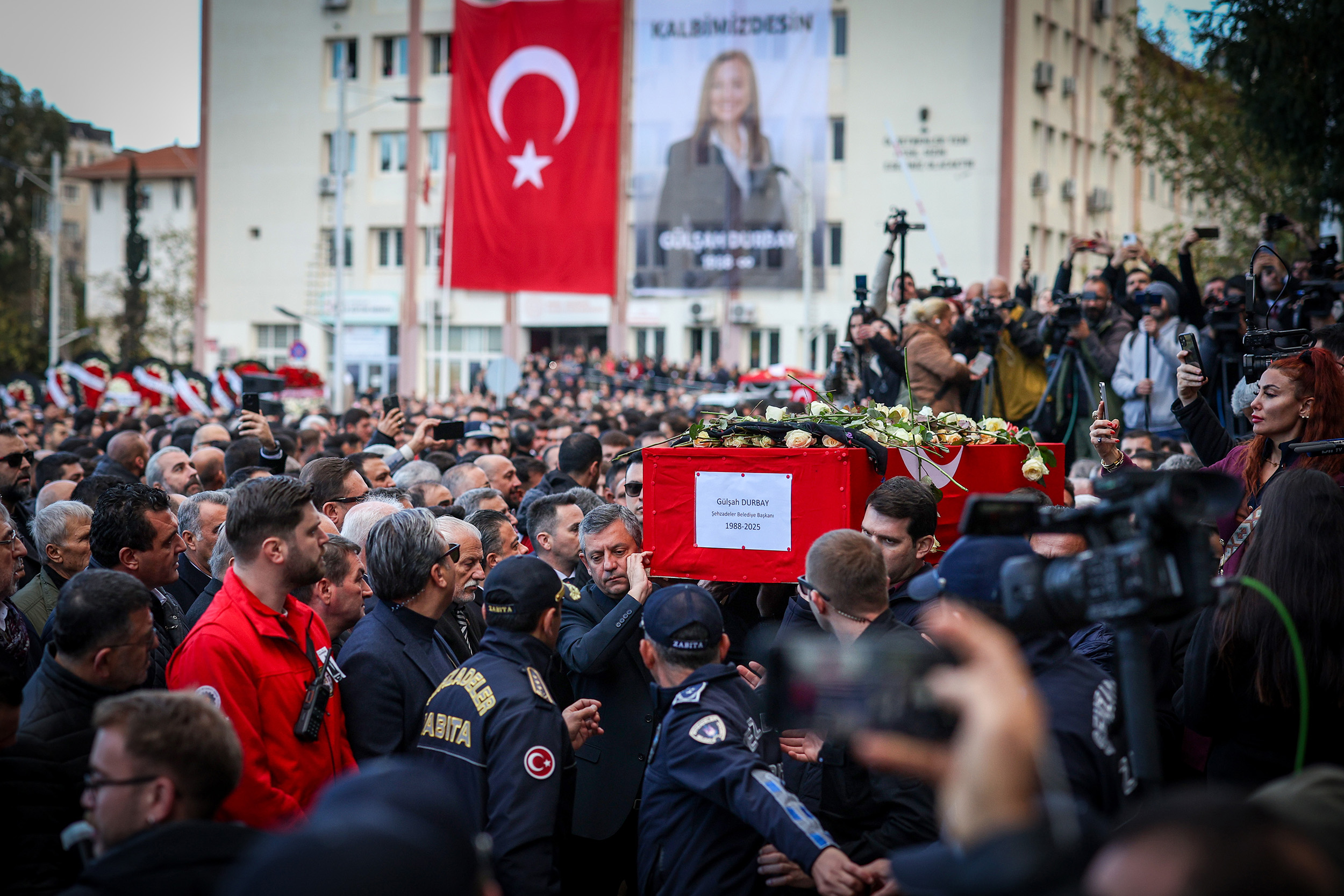 Başkan Seçer, Şehzadeler Beledi̇ye Başkani Gülşah Durbay’in Mani̇sa’daki̇ Cenaze Töreni̇ne Katildi (3)