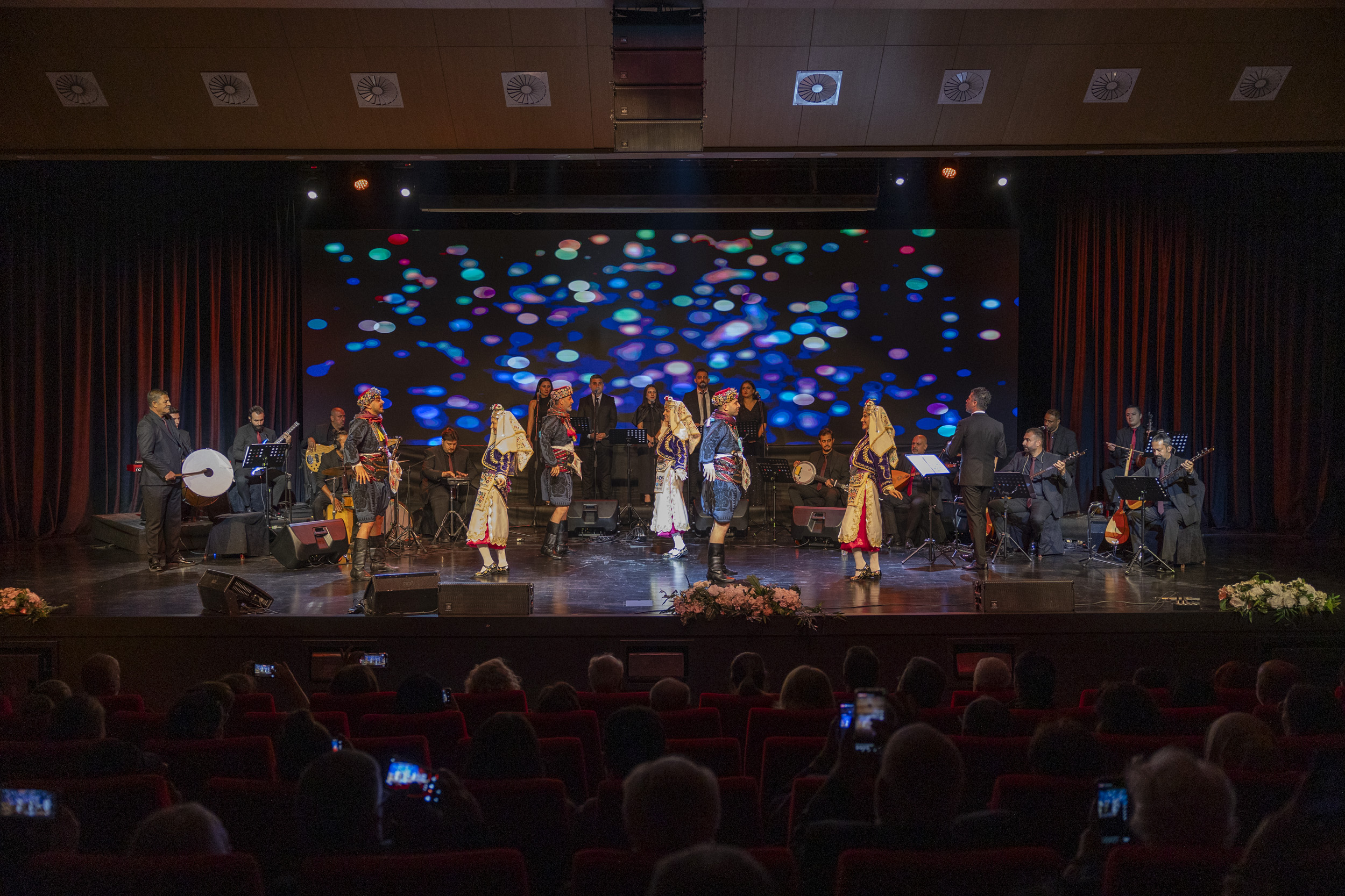 Büyükşehi̇r, ‘Anadolu’dan Ezgi̇ler’ Konseri̇ İle Sanatseverleri̇ Bi̇r Araya Geti̇rdi̇ (1)