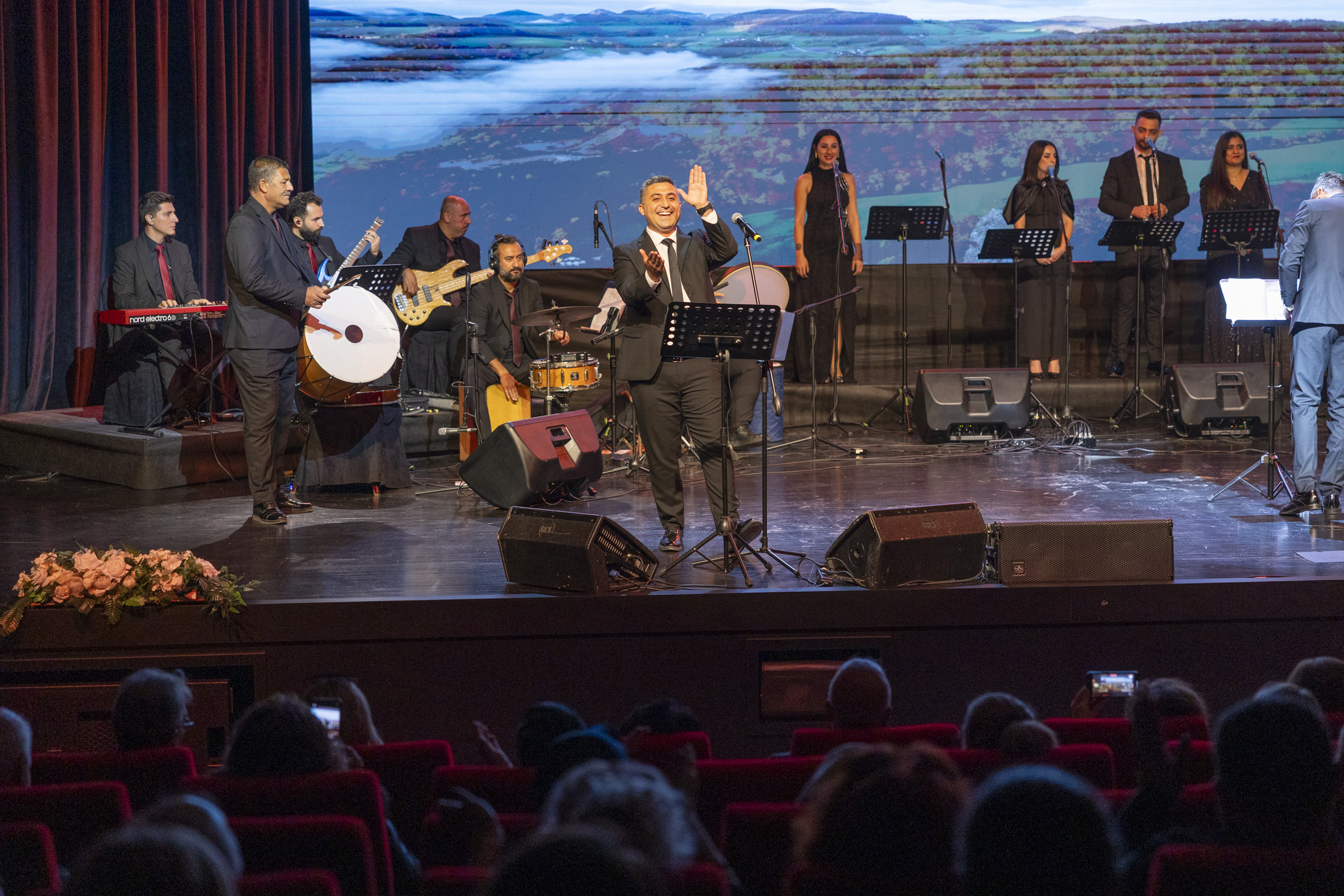 Büyükşehi̇r, ‘Anadolu’dan Ezgi̇ler’ Konseri̇ İle Sanatseverleri̇ Bi̇r Araya Geti̇rdi̇ (3)