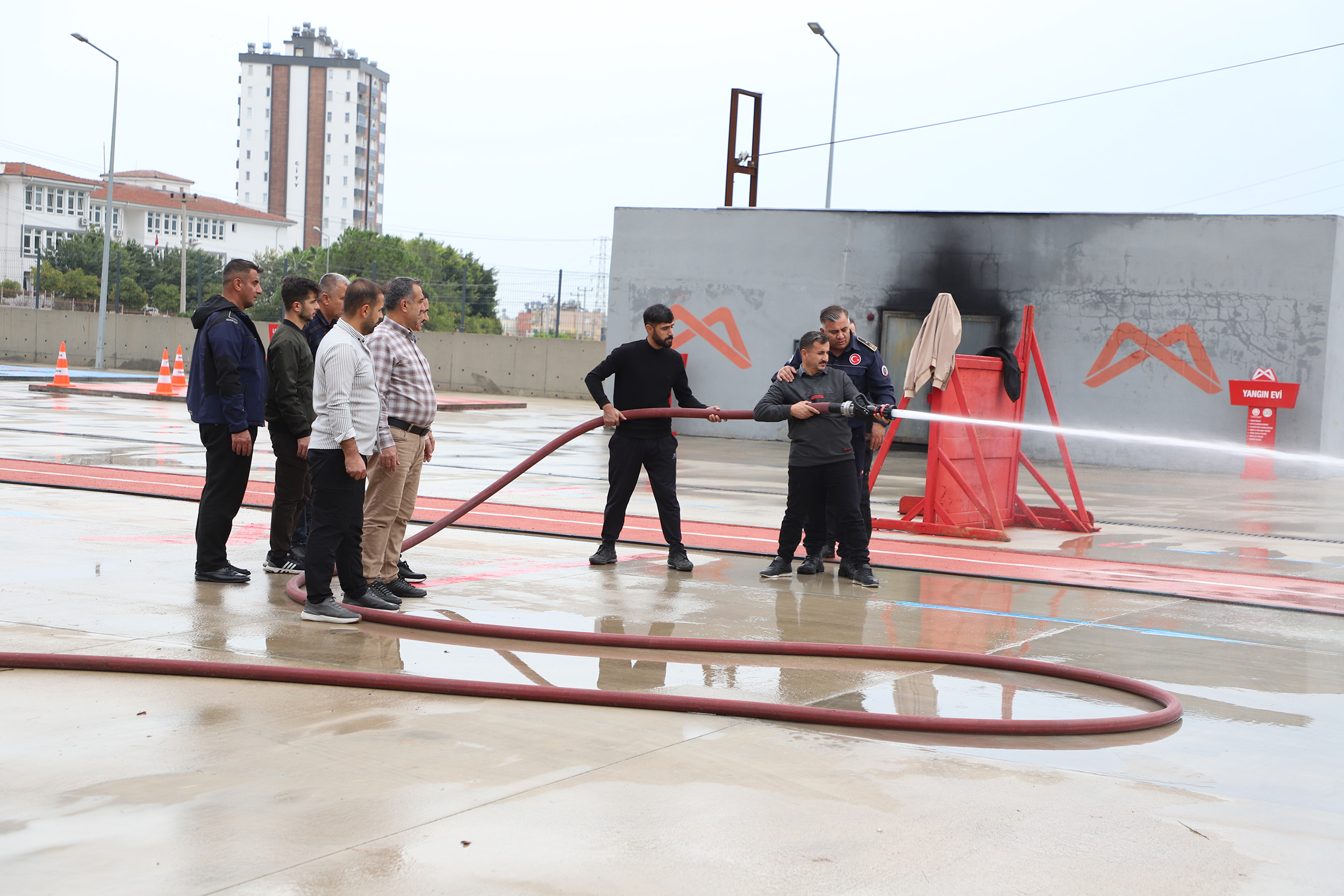 Büyükşehi̇r Ata Eği̇ti̇m Merkezi̇, İtfai̇yeci̇leri̇n Eği̇ti̇m Üssü Olmaya Devam Edi̇yor (3)