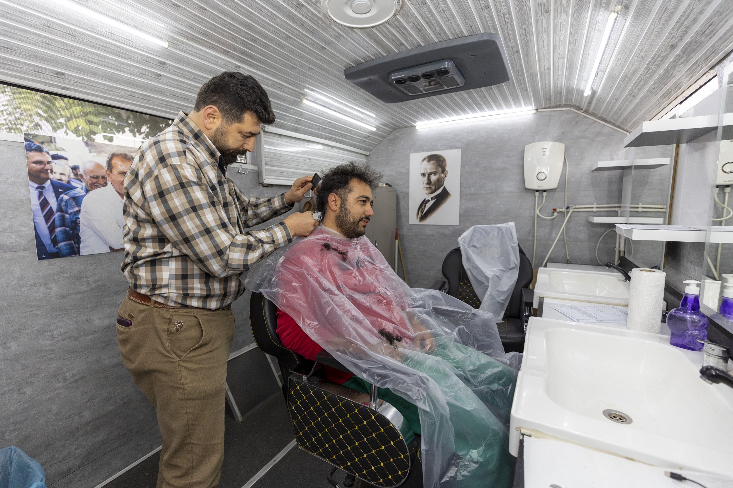 Büyükşehi̇r Mobi̇l Kuaför Araci 30 Bi̇ni̇ Aşkin Vatandaşa Ulaşti (2)