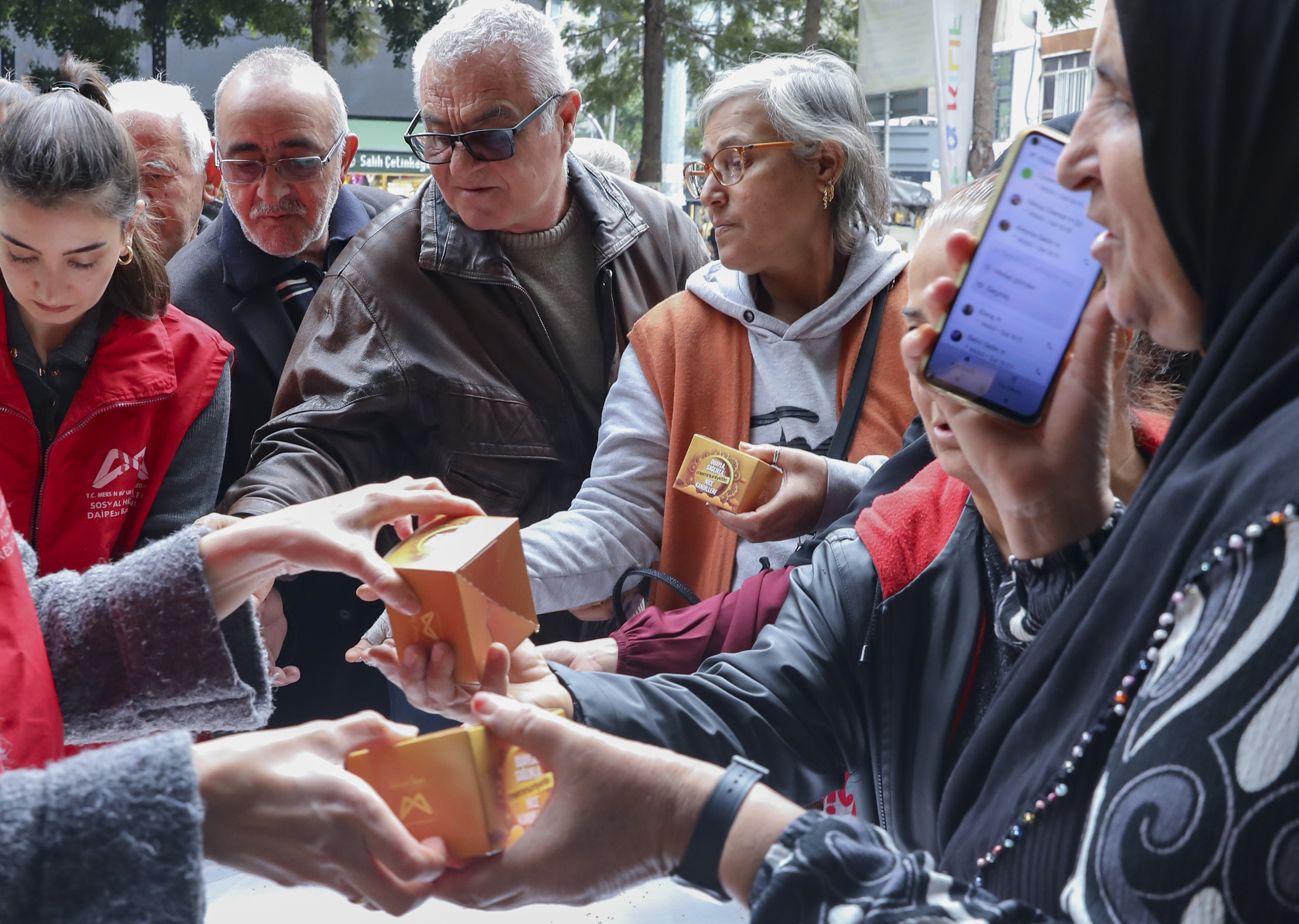 Büyükşehi̇r Regai̇p Kandi̇li̇’nde 15 Bi̇n Kandi̇l Si̇mi̇di̇ Dağitti (1)