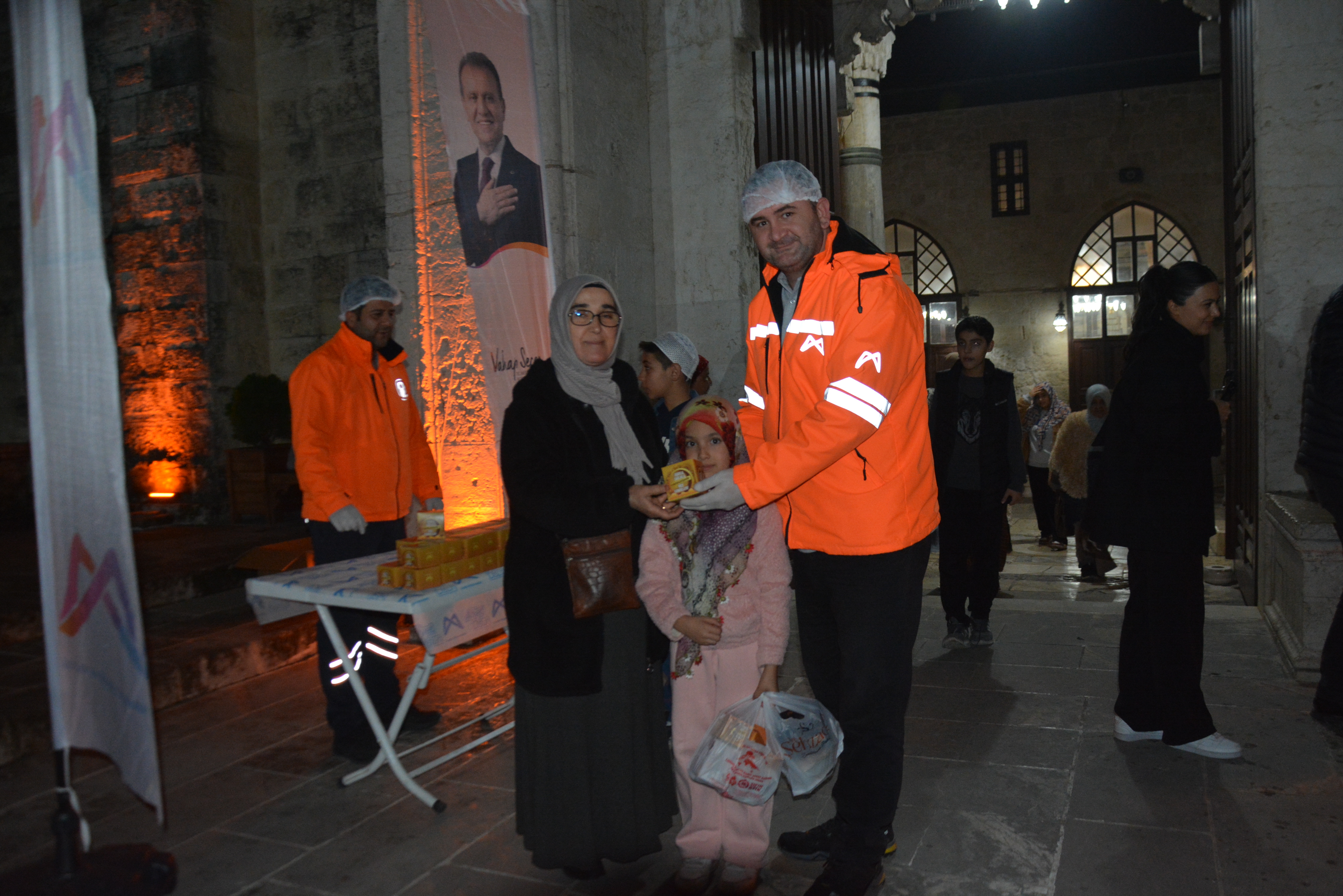 Büyükşehi̇r Regai̇p Kandi̇li̇’nde 15 Bi̇n Kandi̇l Si̇mi̇di̇ Dağitti (4)