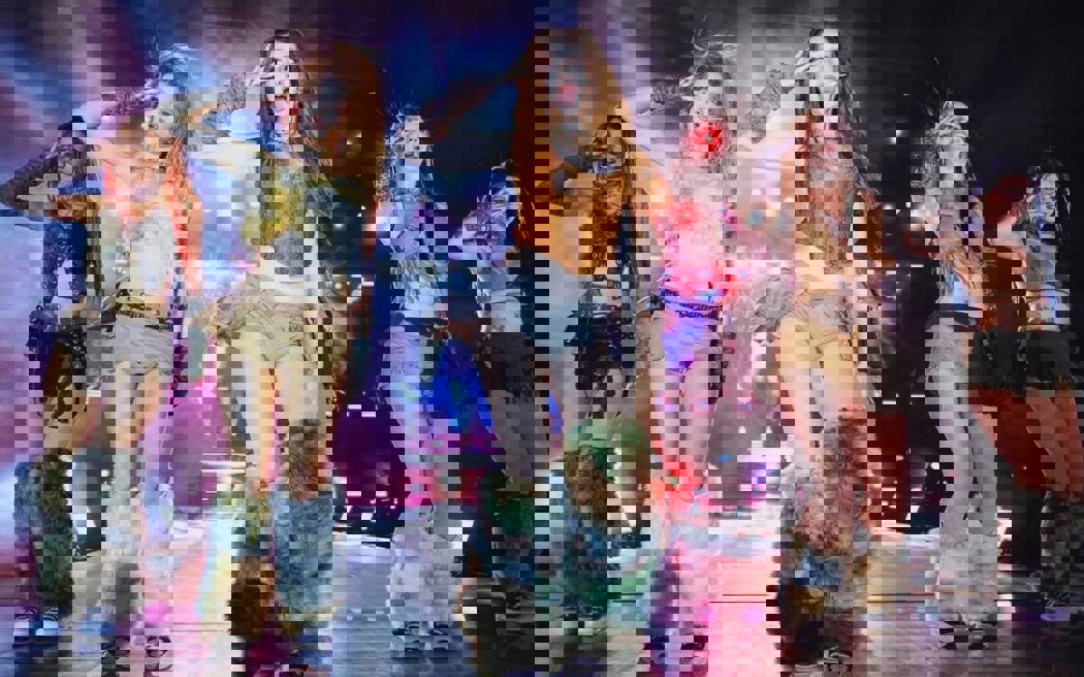 Manifest Grubu Uyelerine Hayasizca Hareket Suclamasiyla Hapis Talebi