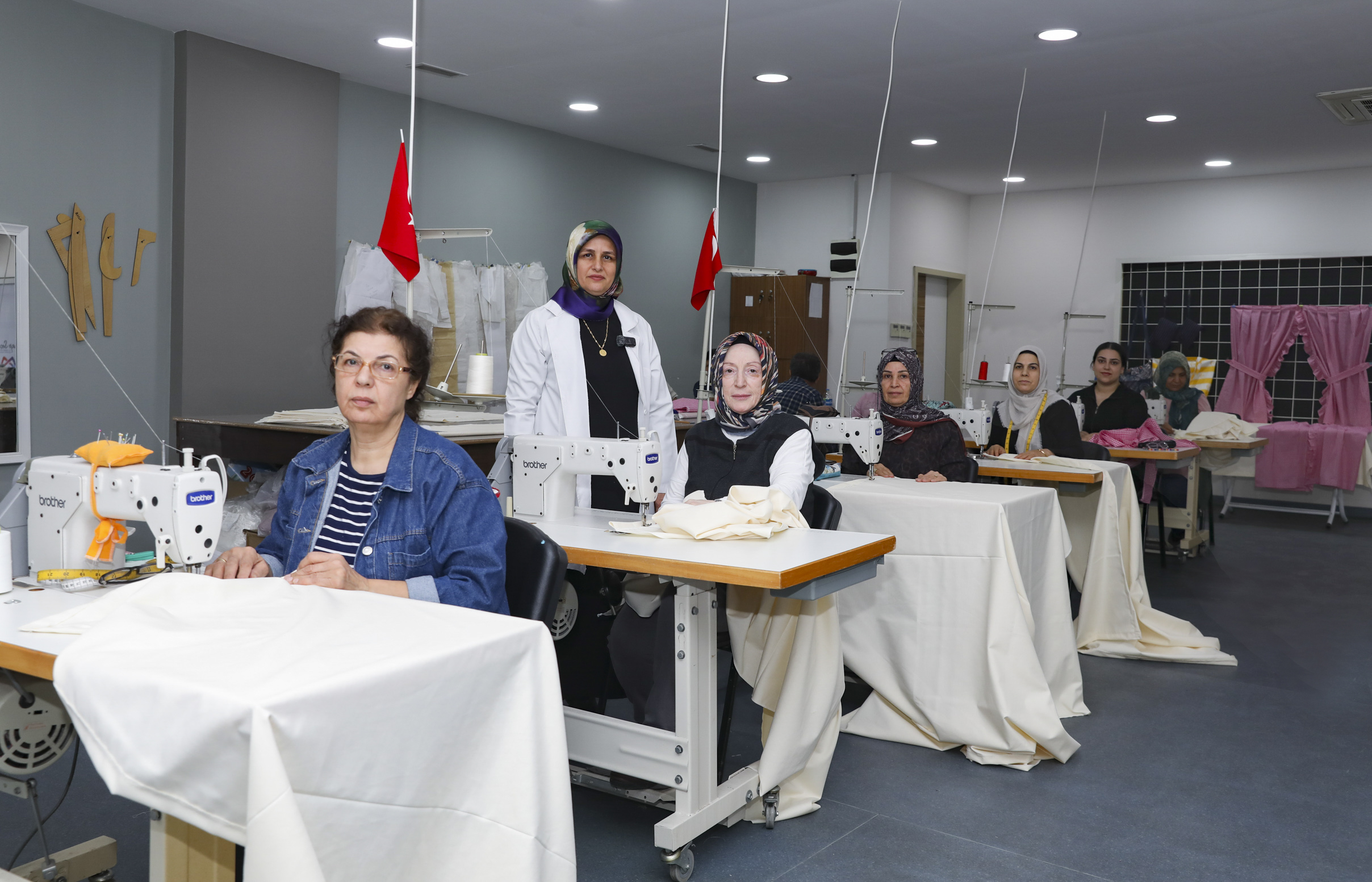 Özel Bi̇rey Anneleri̇ Büyükşehi̇r İle Hem Sosyalleşi̇yor Hem El İşi̇ Öğreni̇yor (5)