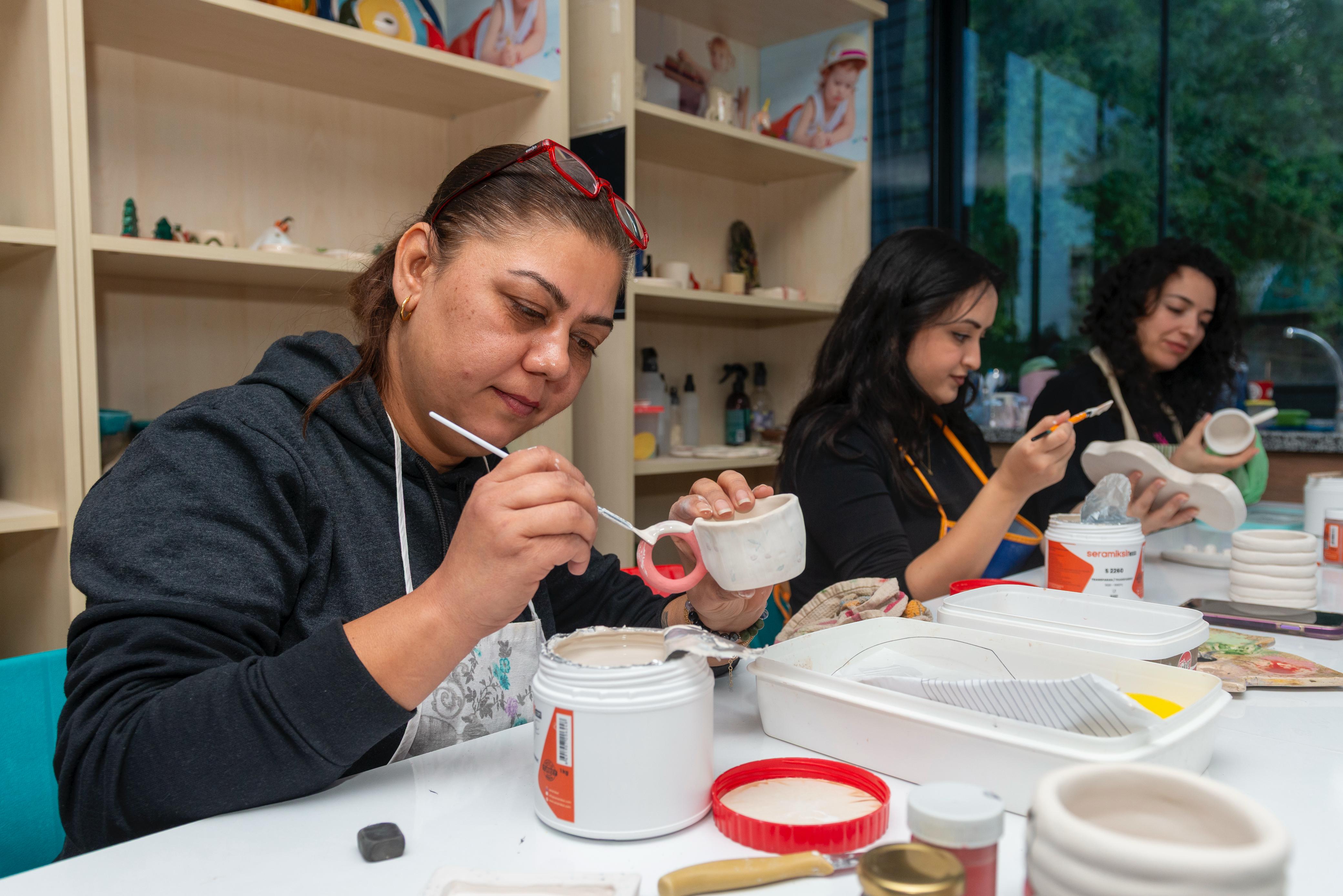 Yenişehir Belediyesinin Kadınlara Yönelik Seramik Eğitimleri Başladı (6)
