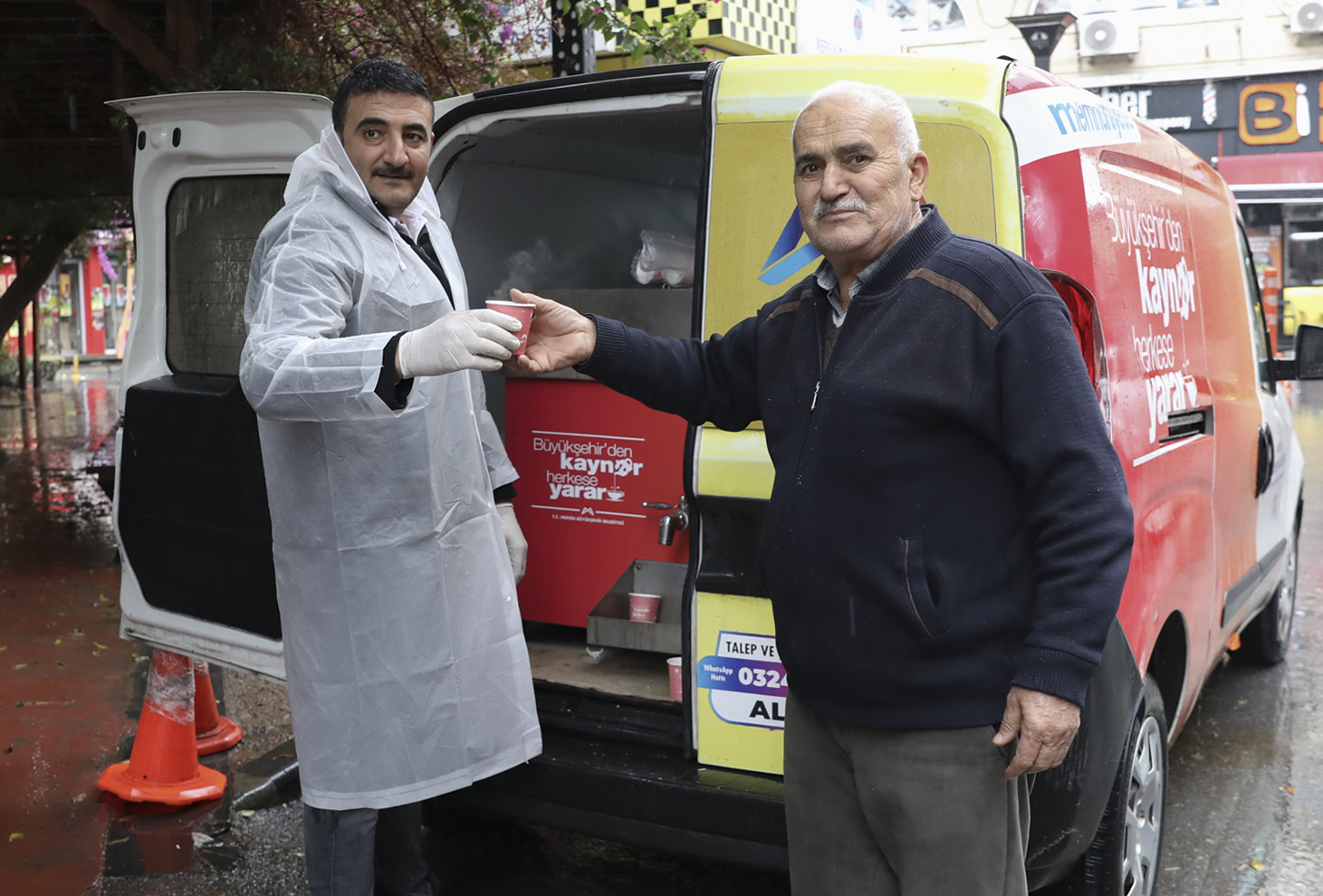 Büyükşehi̇r Yeni̇ Yilda Kaynar İkramiyla Mersi̇nli̇leri̇n İçi̇ni̇ Isitti (1)