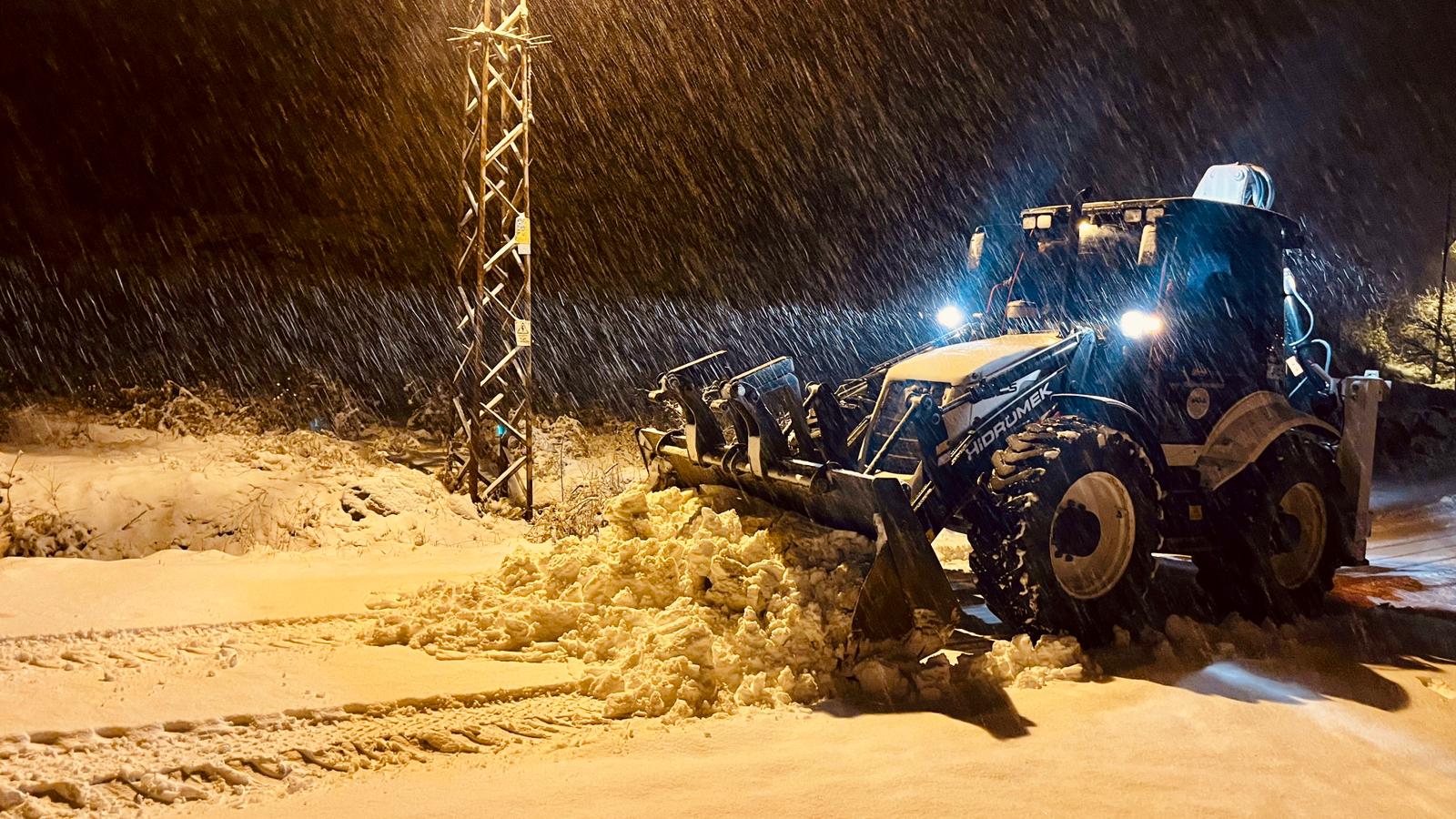 Karla Kapanan Yollar Ulaşıma Açılıyor (1)