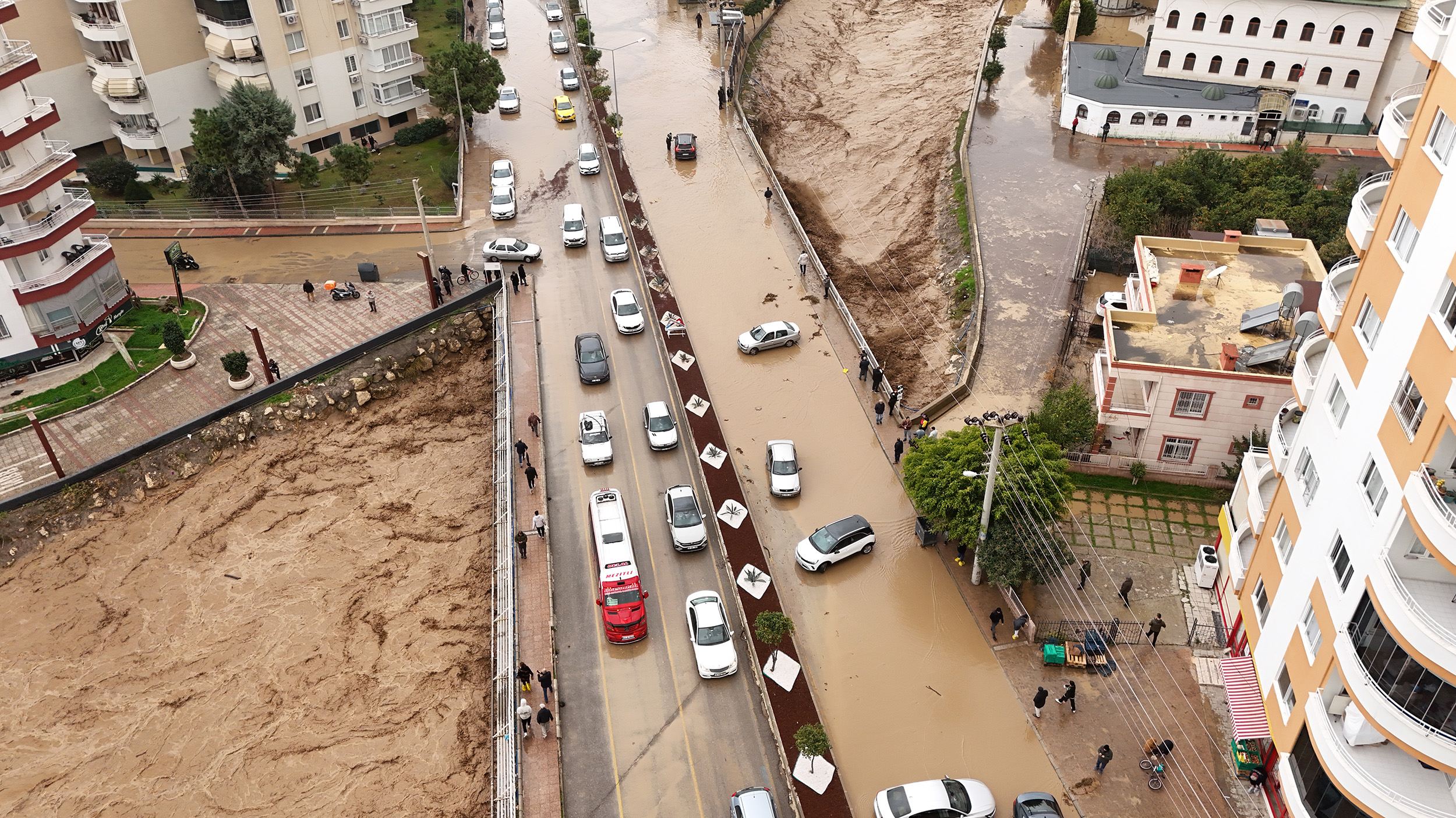 Mersi̇n Büyükşehi̇r Beledi̇yesi̇ Ve Meski̇ Eki̇pleri̇ Sağanak Yağiş Boyunca Sahada (1)-1