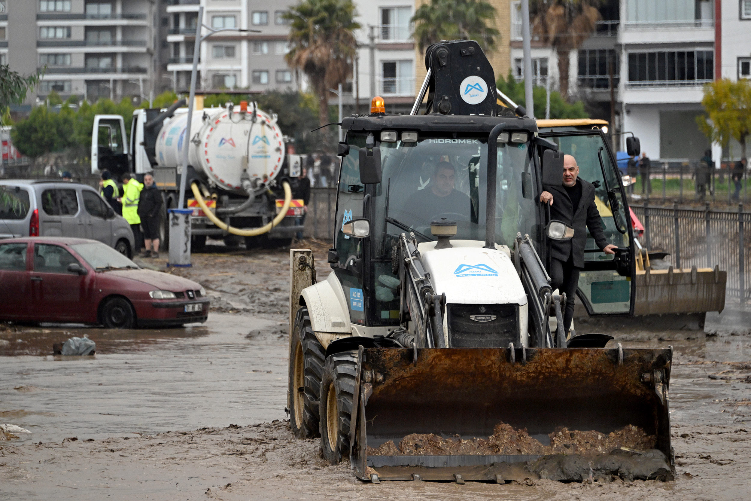 Mersi̇n Büyükşehi̇r Beledi̇yesi̇ Ve Meski̇ Eki̇pleri̇ Sağanak Yağiş Boyunca Sahada (7)