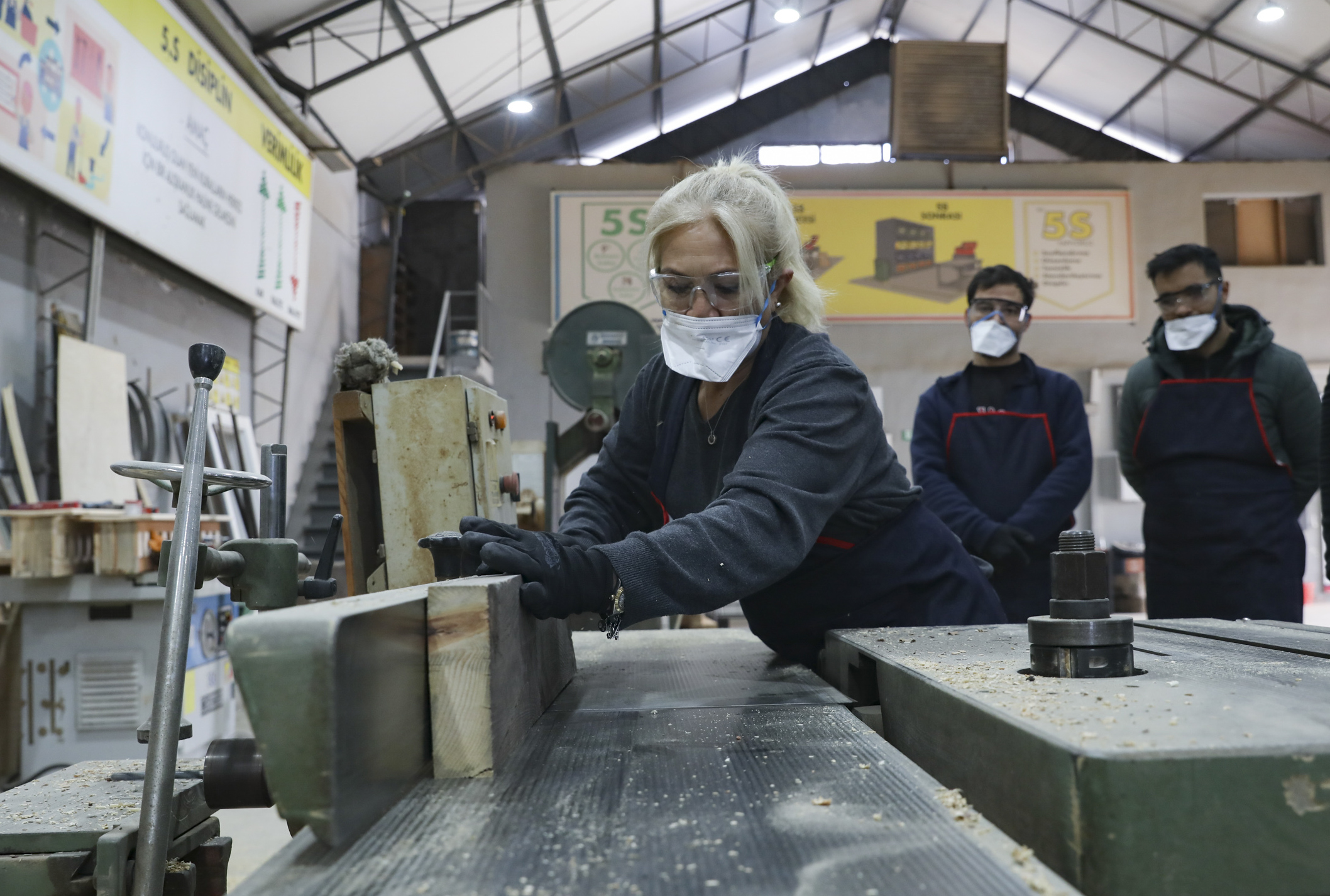 Mersi̇n Büyükşehi̇r Kadin Mobi̇lya Ustalari Yeti̇şti̇ri̇yor (2)