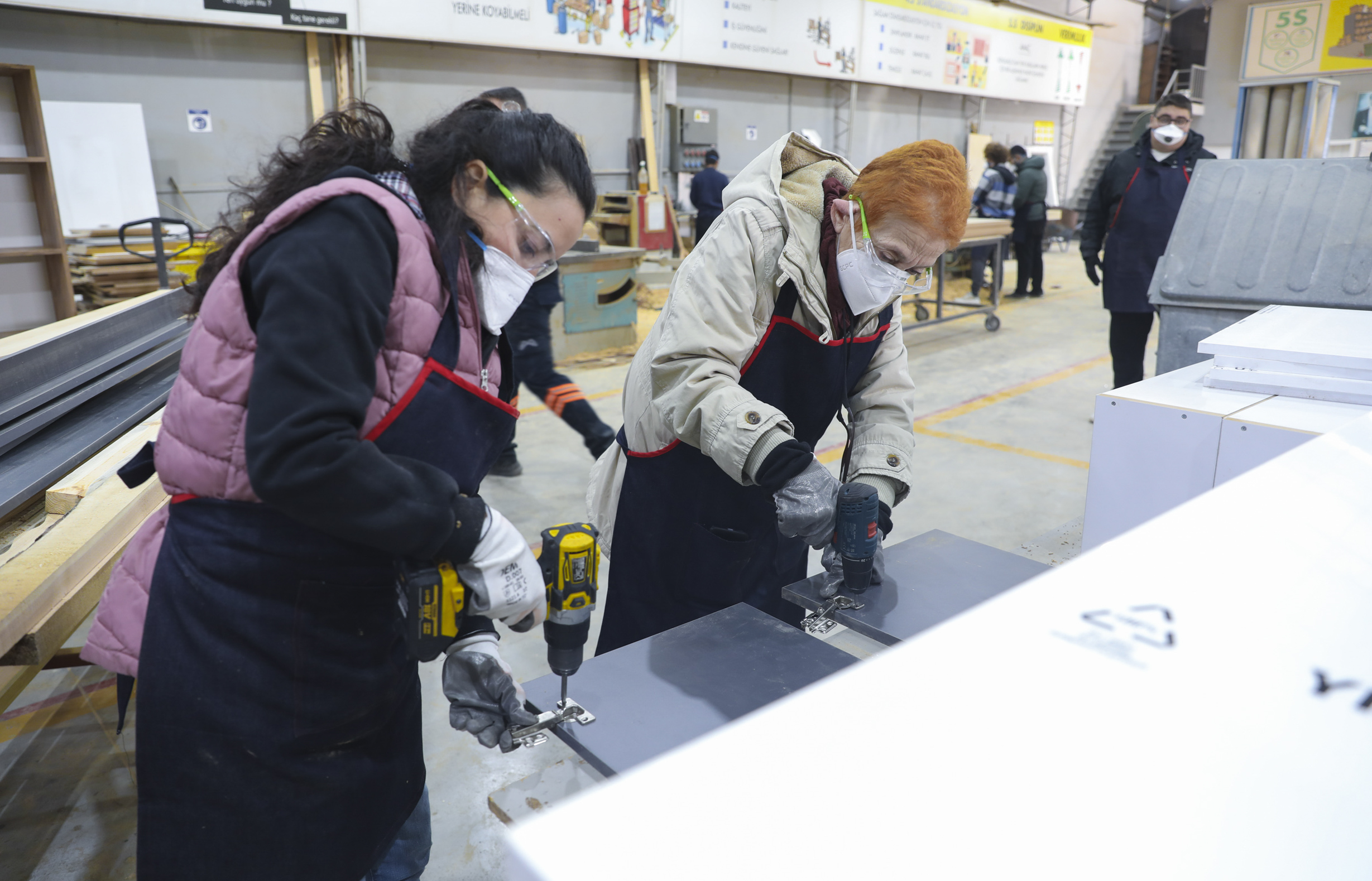 Mersi̇n Büyükşehi̇r Kadin Mobi̇lya Ustalari Yeti̇şti̇ri̇yor (4)