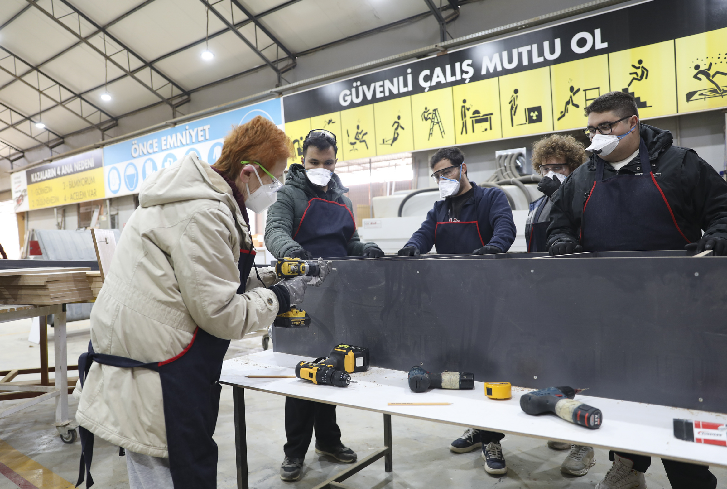 Mersi̇n Büyükşehi̇r Kadin Mobi̇lya Ustalari Yeti̇şti̇ri̇yor (5)